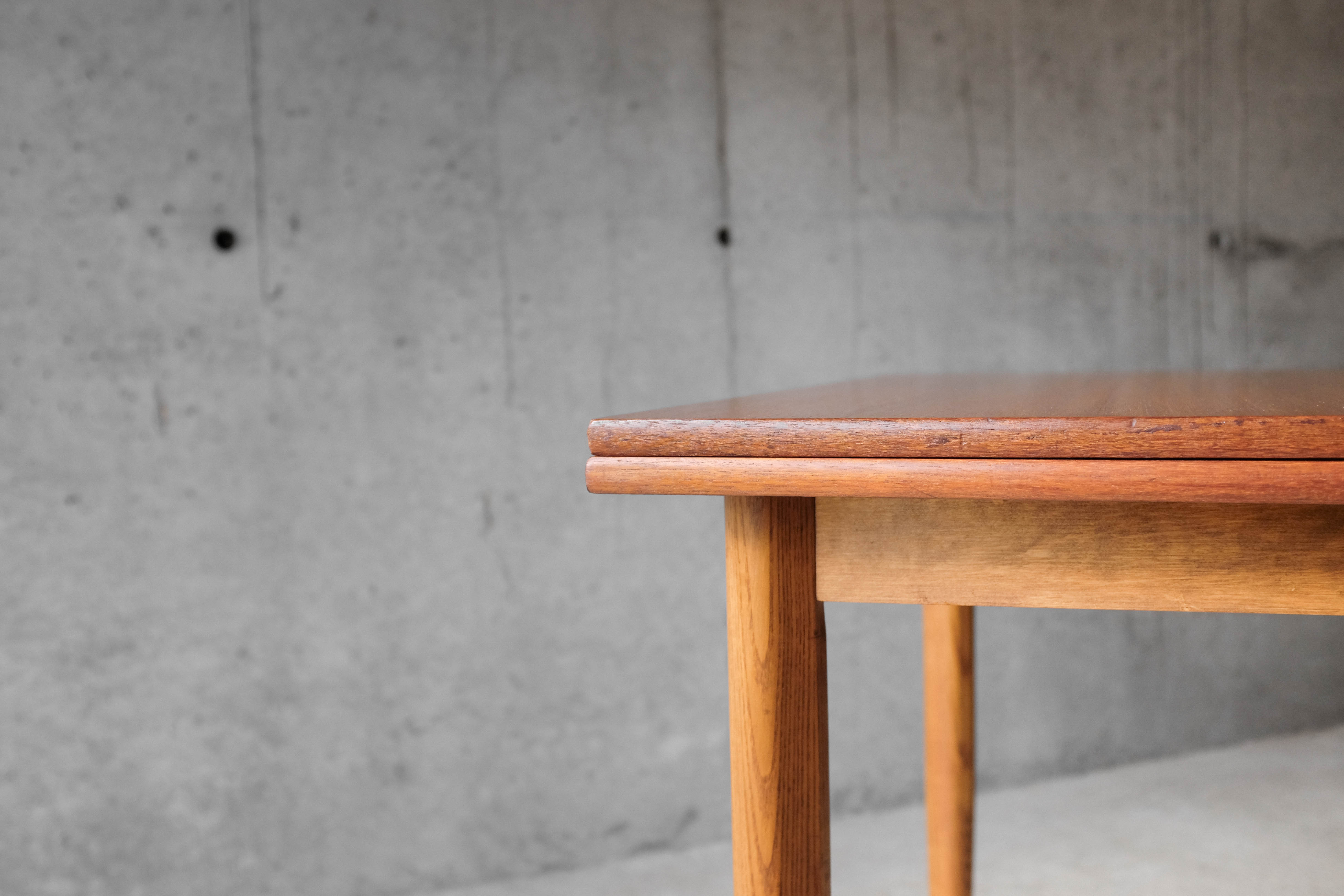Table and 4 chairs 60
