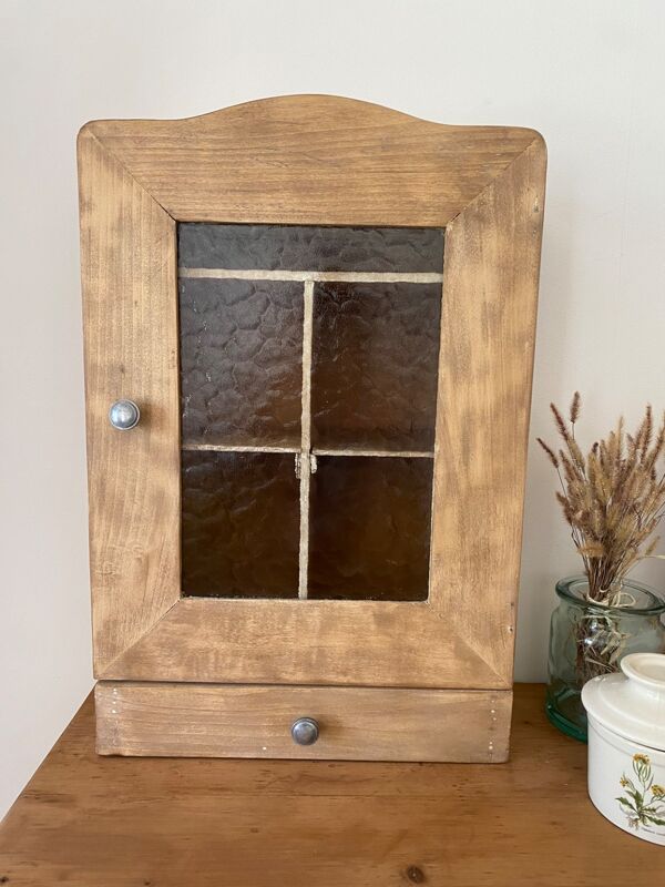 Armoire à pharmacie