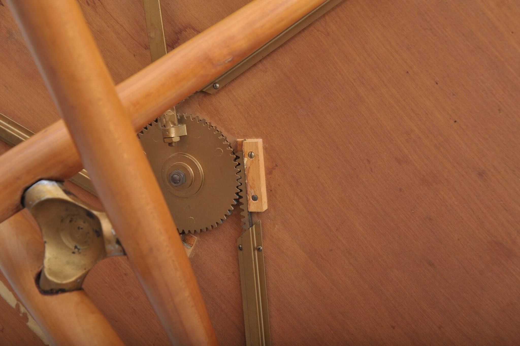 Table en bois de cerisier réglable par Jürg Bally pour Wohnhilfe, années 1950.
