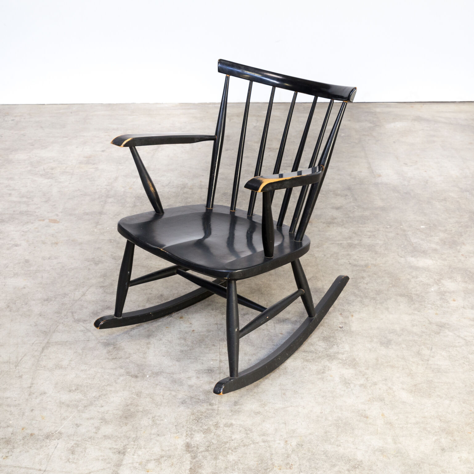 Black lacquered wooden rocking chair 70