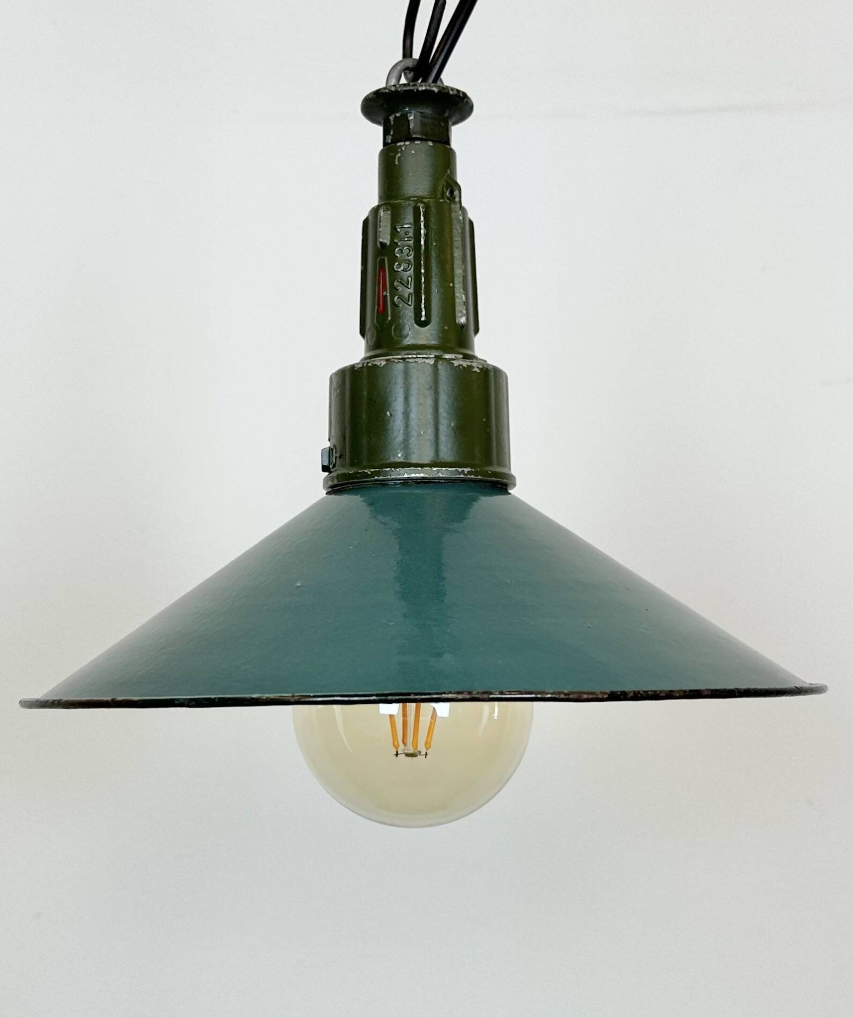 Industrial petrol enamel military pendant lamp with cast aluminium top, 1960s