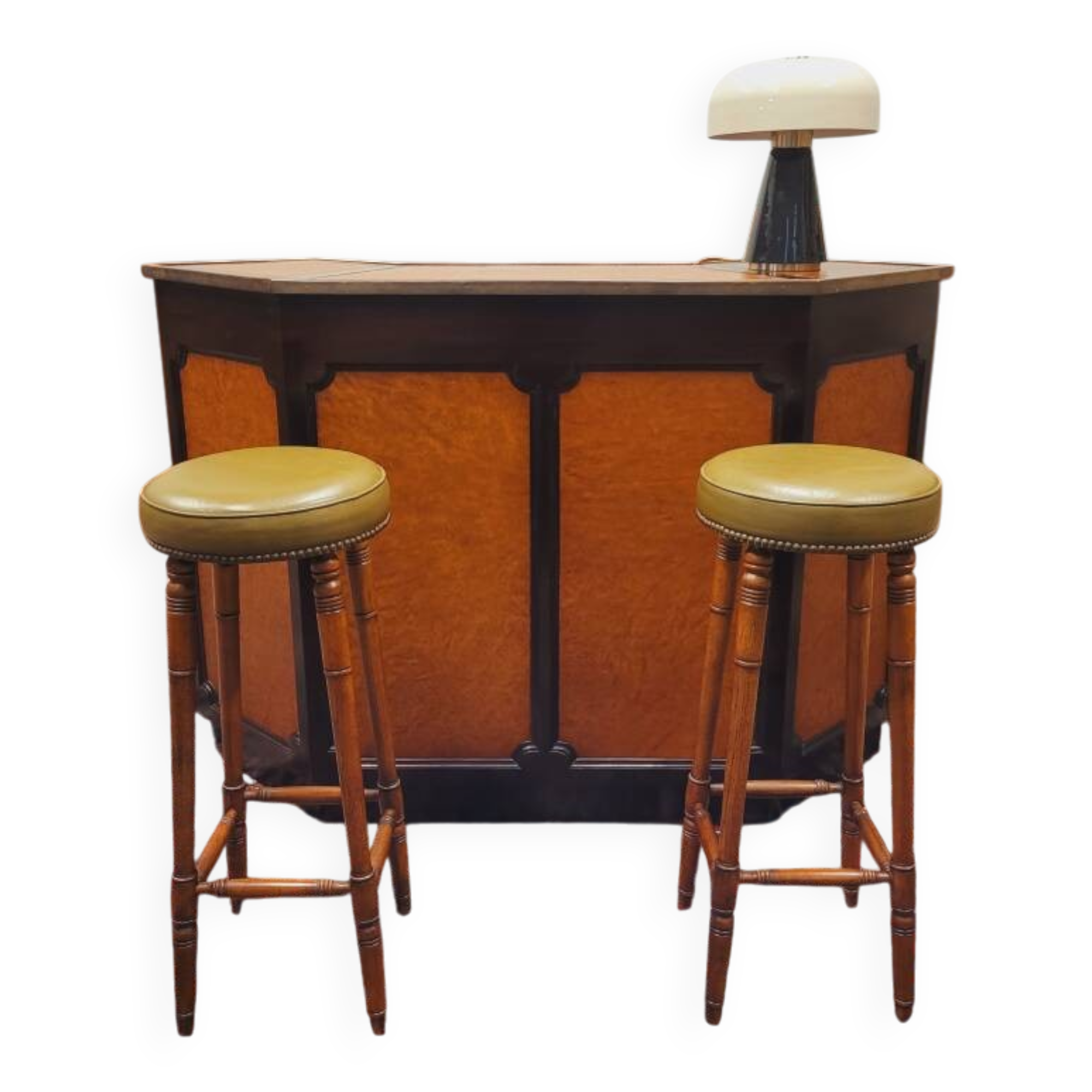 English Chesterfield mahogany bar fully upholstered in leather