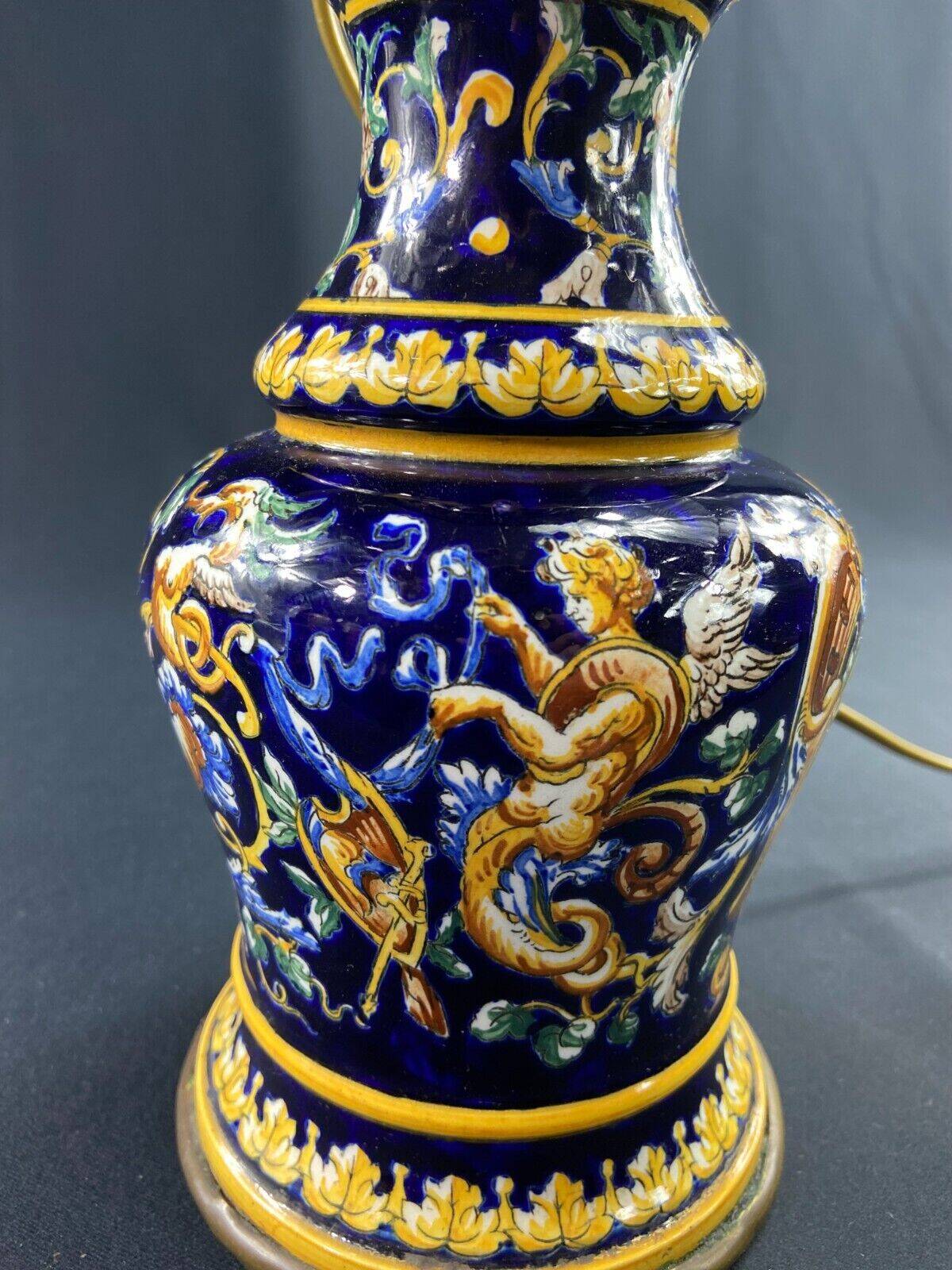 Lampe à pétrole de forme violonée en faïence de Gien XIXe décor Renaissance