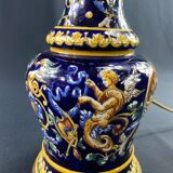 Lampe à pétrole de forme violonée en faïence de Gien XIXe décor Renaissance