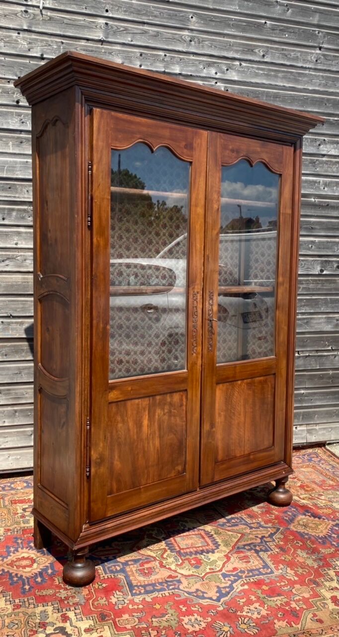 Vitrine en noyer d’époque restauration XIX eme siècle