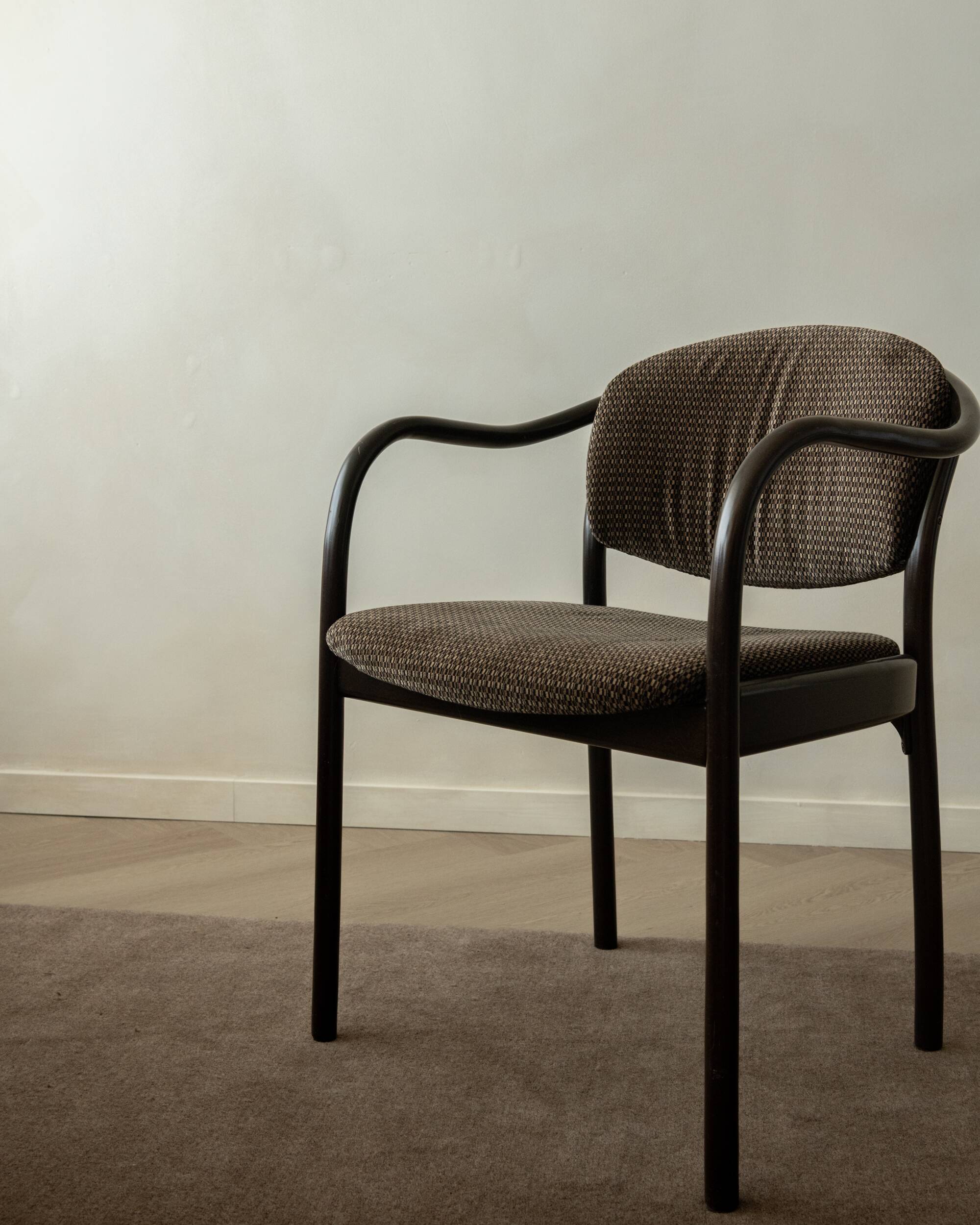 4 chaises de salle à manger postmodernes en bois cintré 235 F par Hartmut Lohmeyer Thonet, années 1980