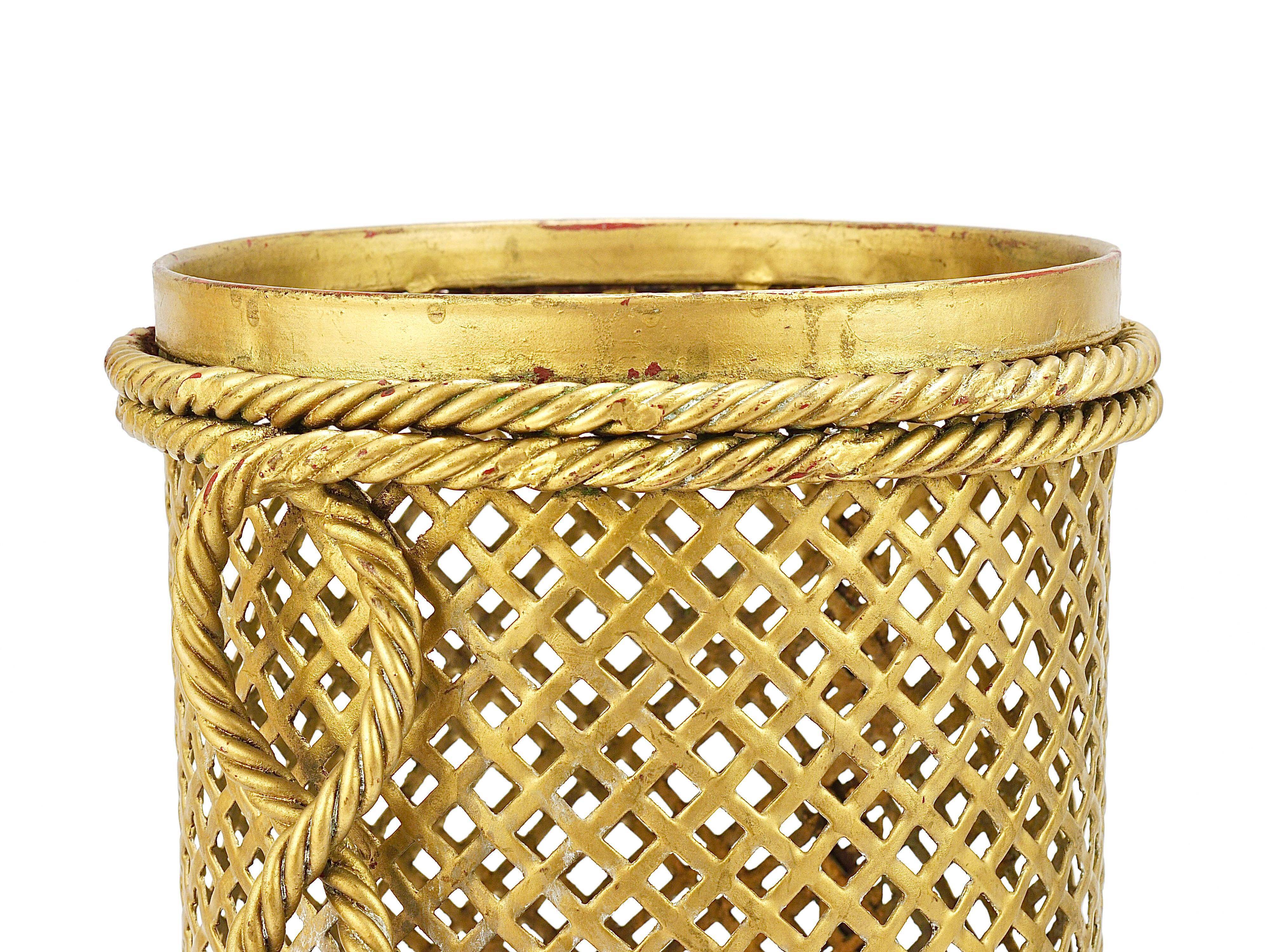 Hollywood Regency umbrella stand in gold metal with cord and tassels, Li Puma Firenze, 1950.