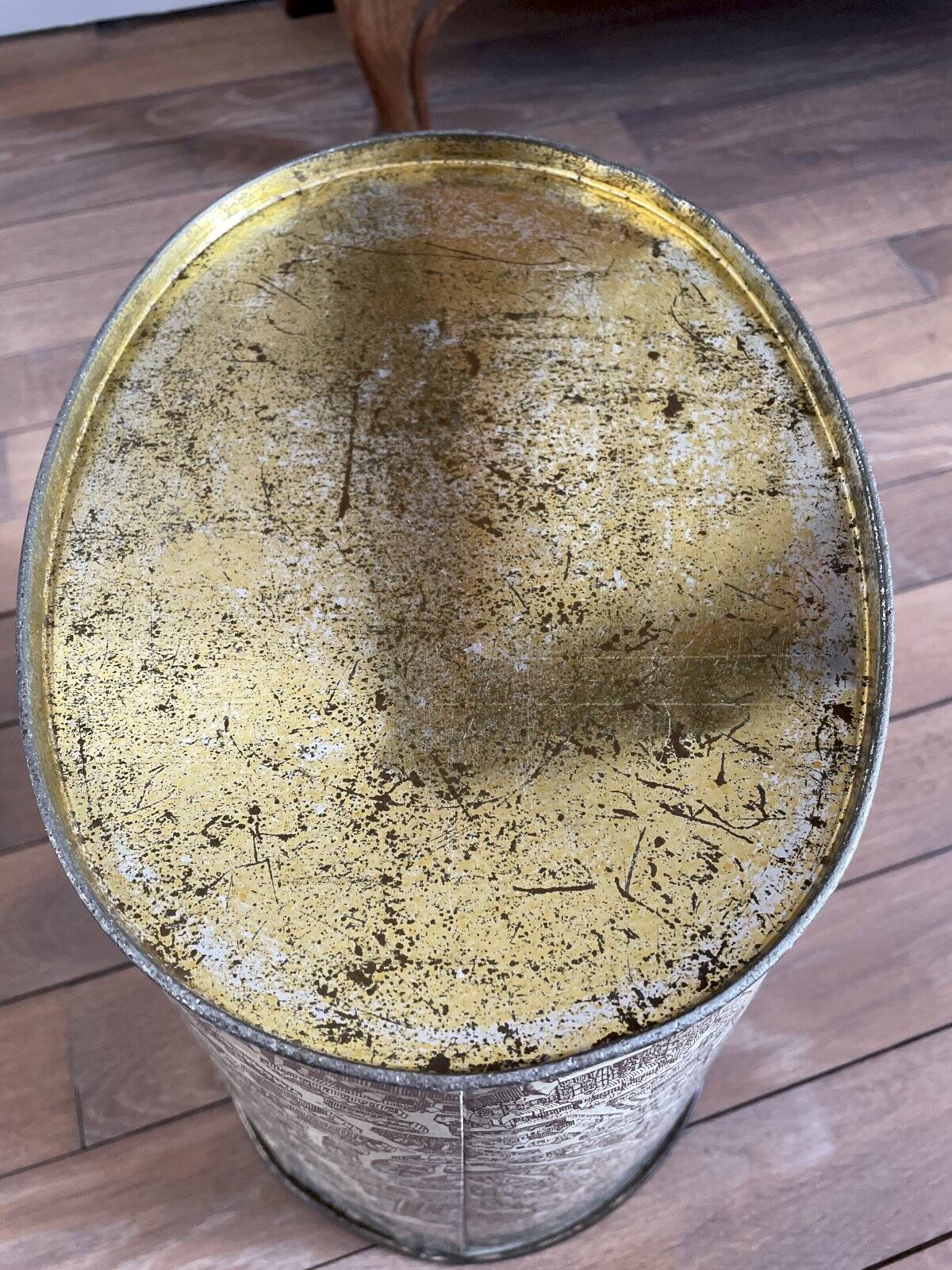 Metal wastepaper basket with Paris decor