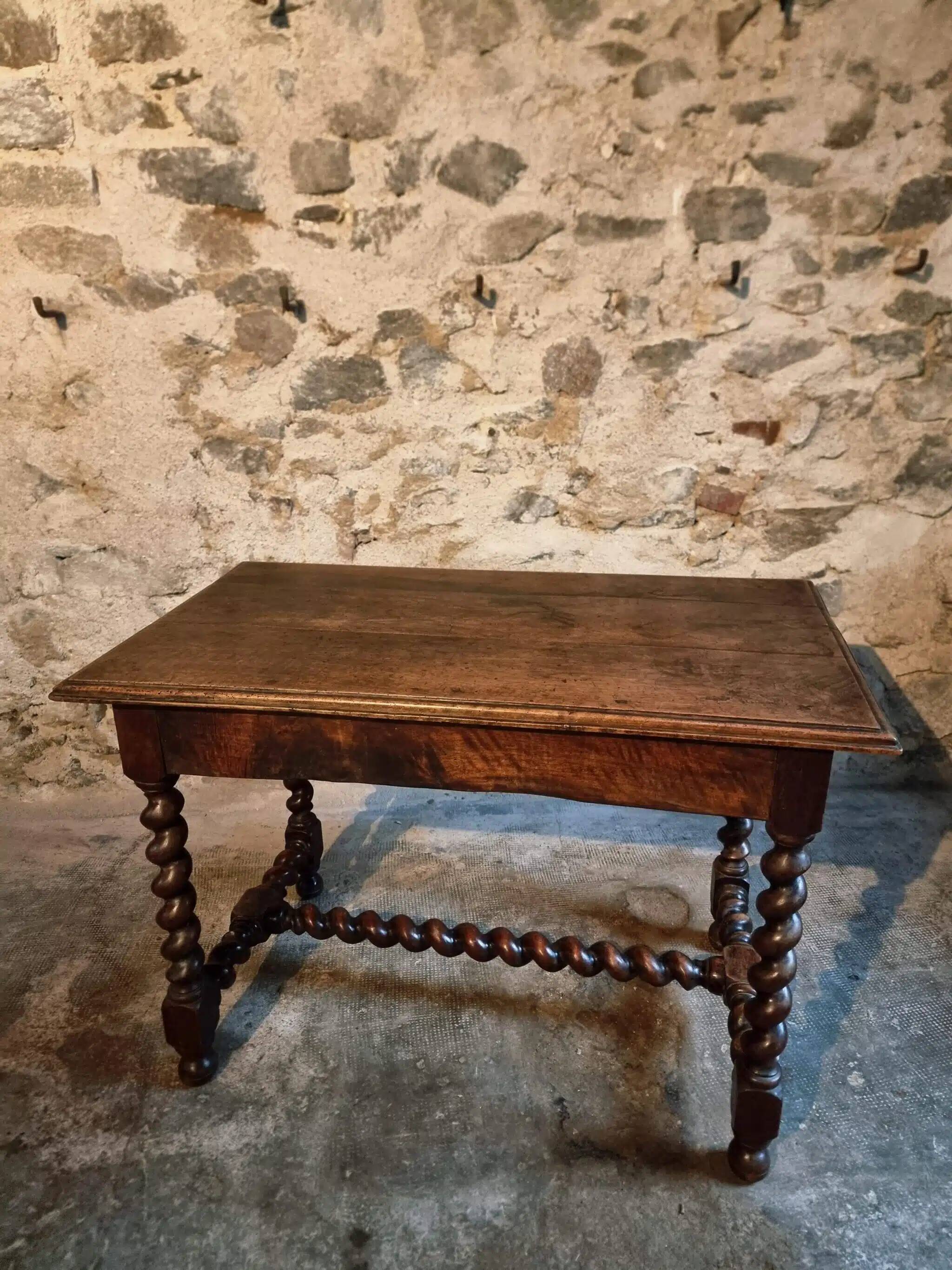 Table française en noyer avec pieds torsadés, fin du XIXe siècle
