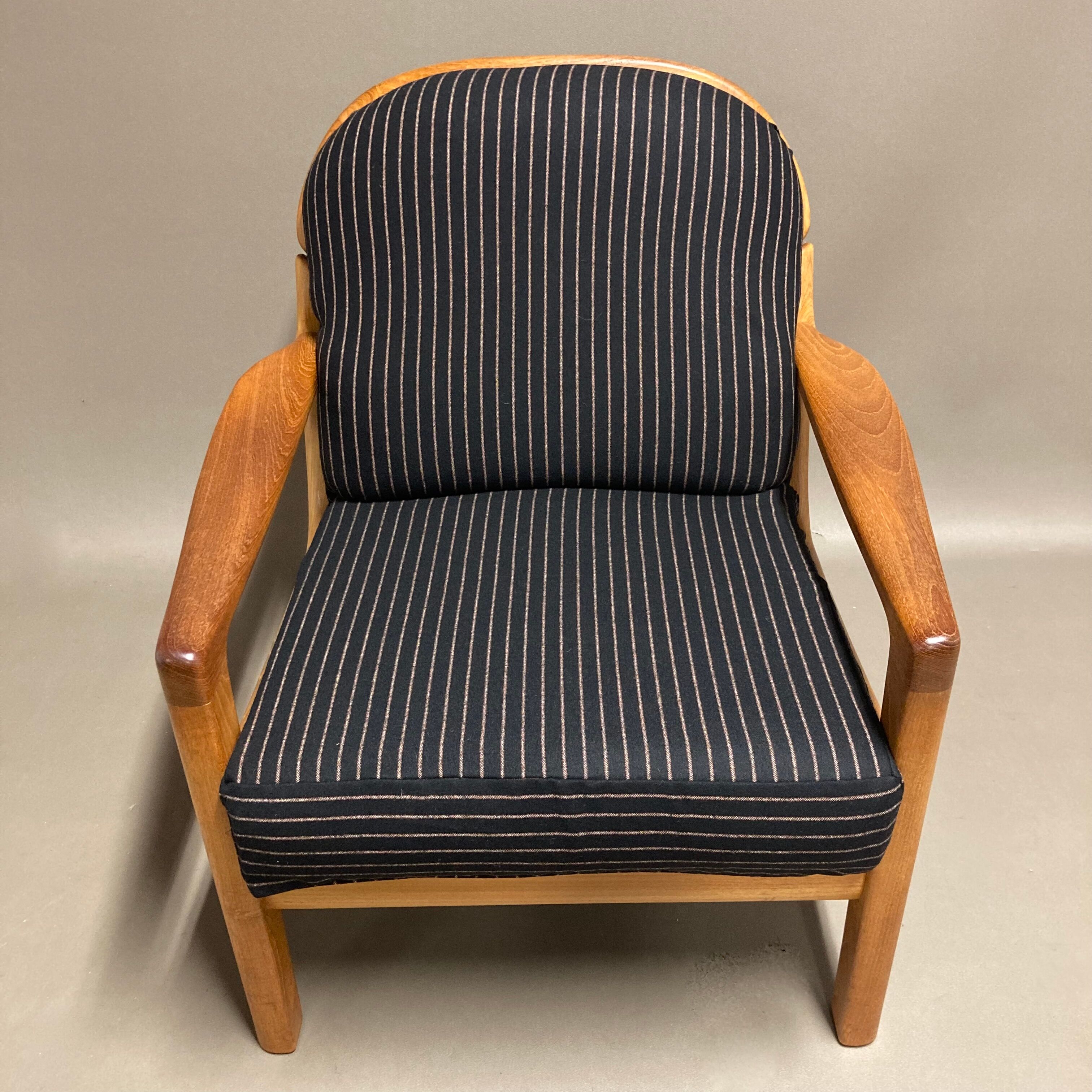 Fauteuil noir 1960 avec son estampille scandinave.