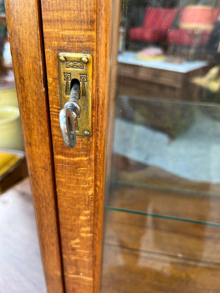 Petite vitrine ancienne