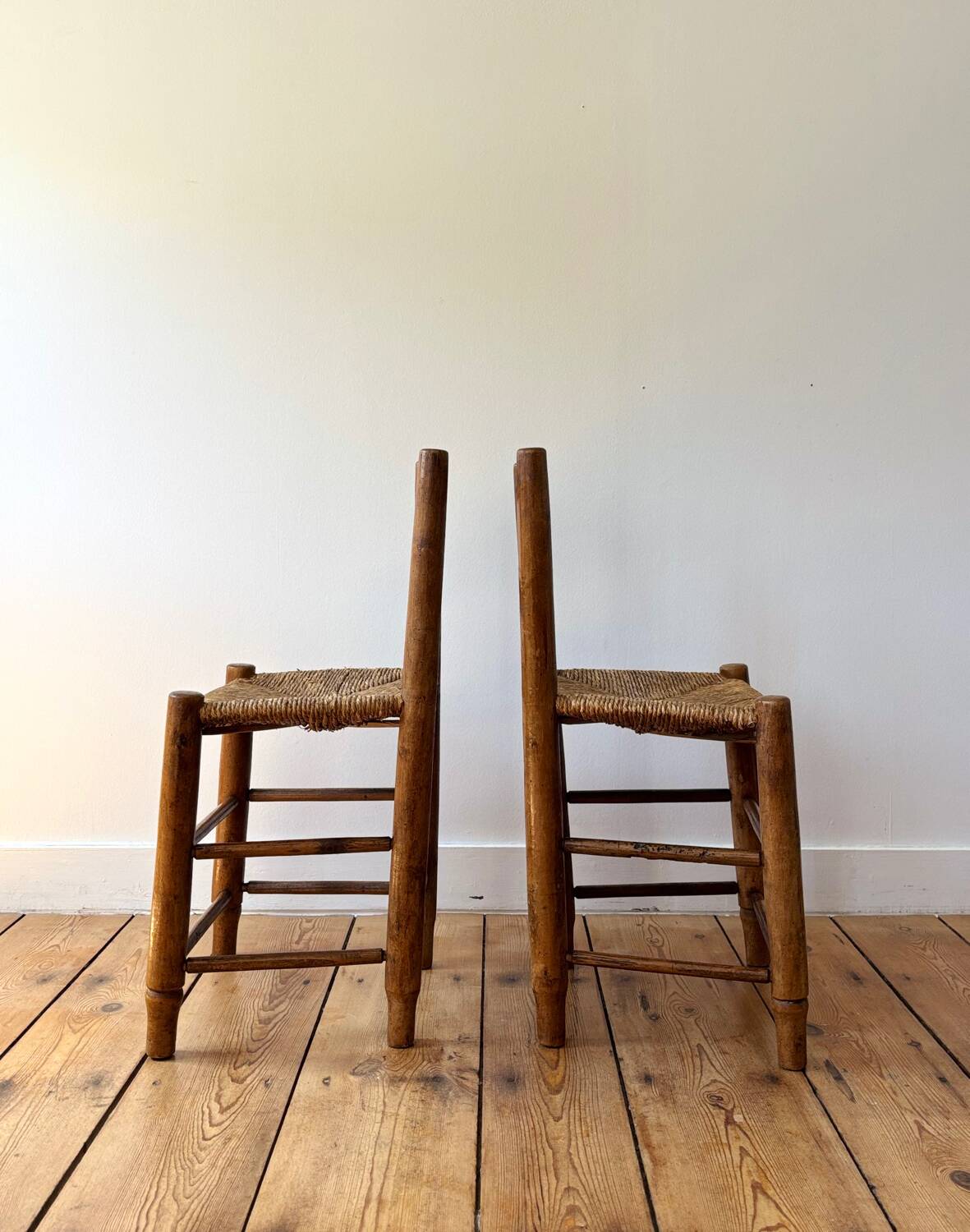 Chaises brutalistes en bois et paille