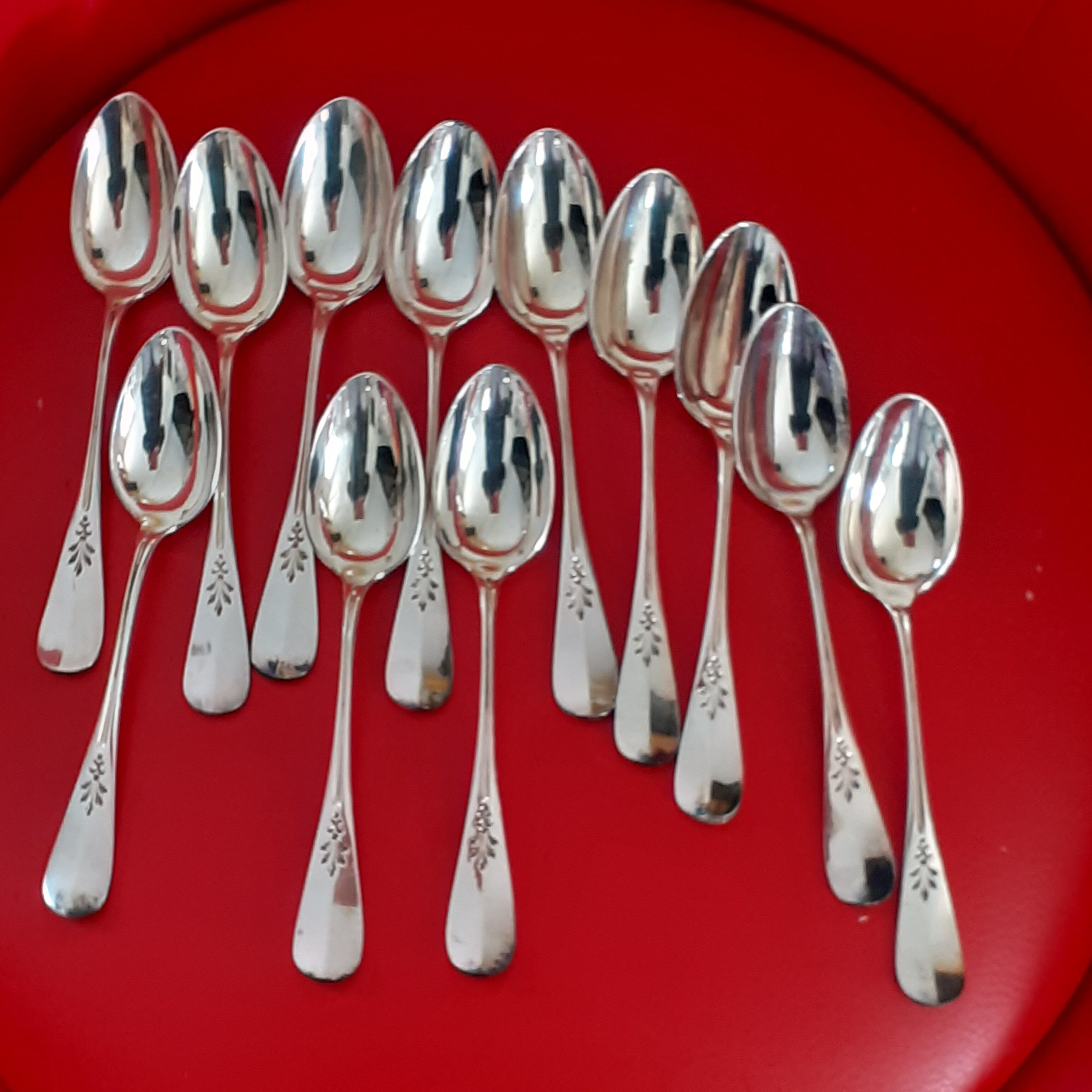 12 petites cuillières en métal argenté