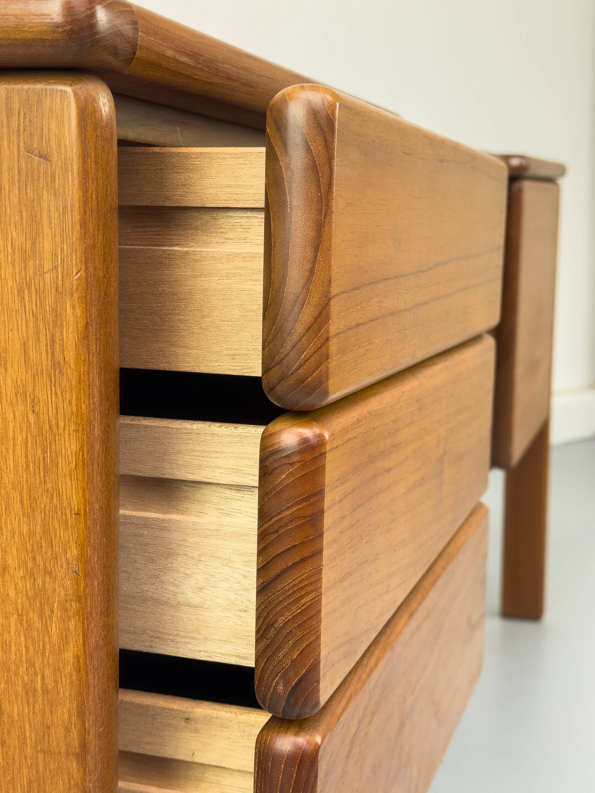 Bureau danois en teck avec porte et tiroirs par Bornholm, années 1970