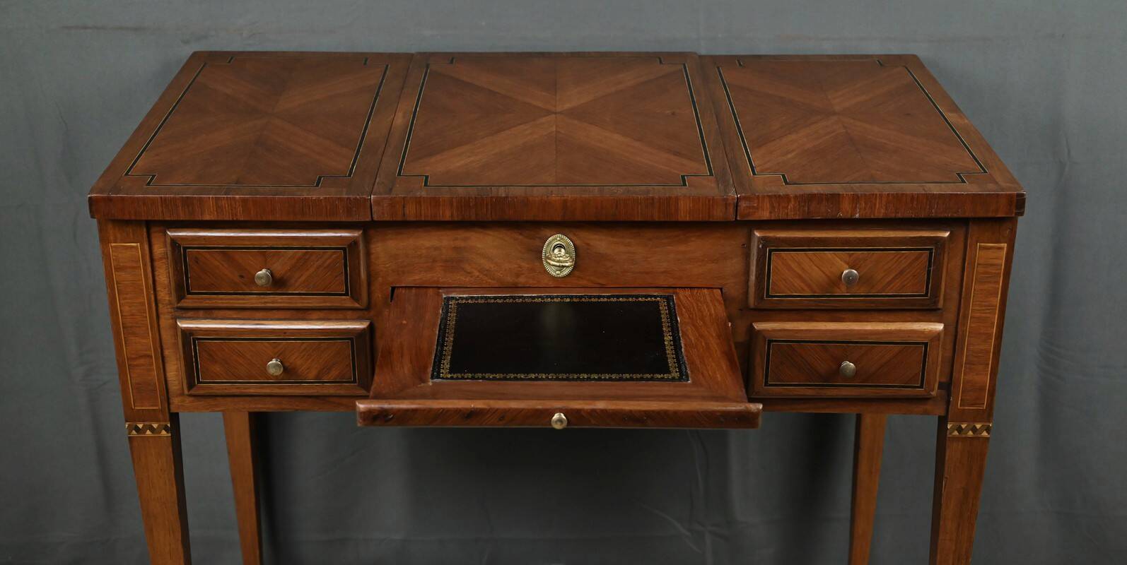 Coiffeuse en Marqueterie de Bois de Rose, style Louis XVI – 1ère partie XXe