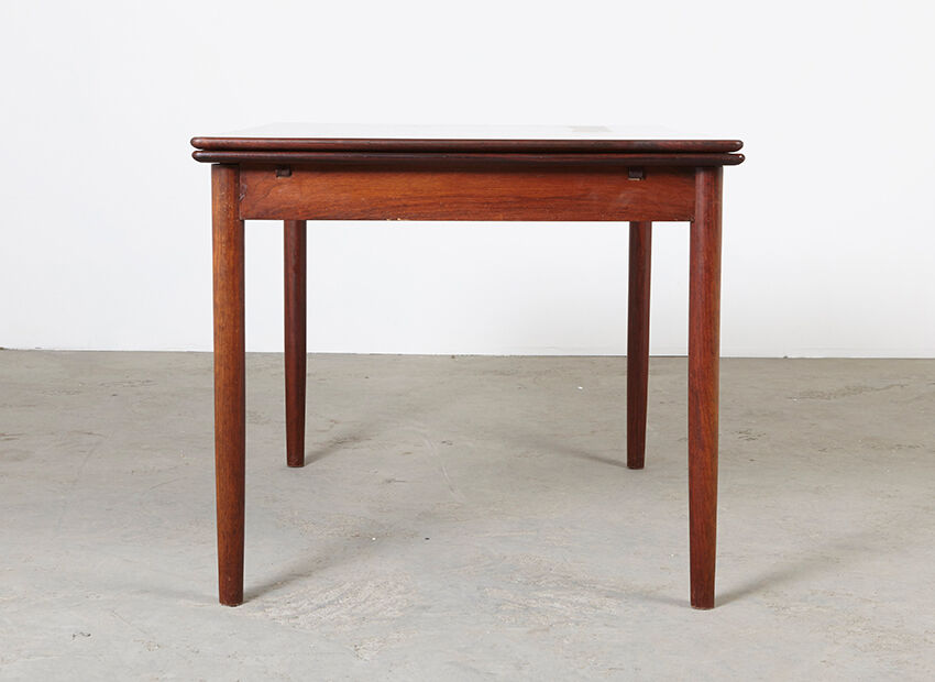 Extensible in the 1960s rosewood dining table.