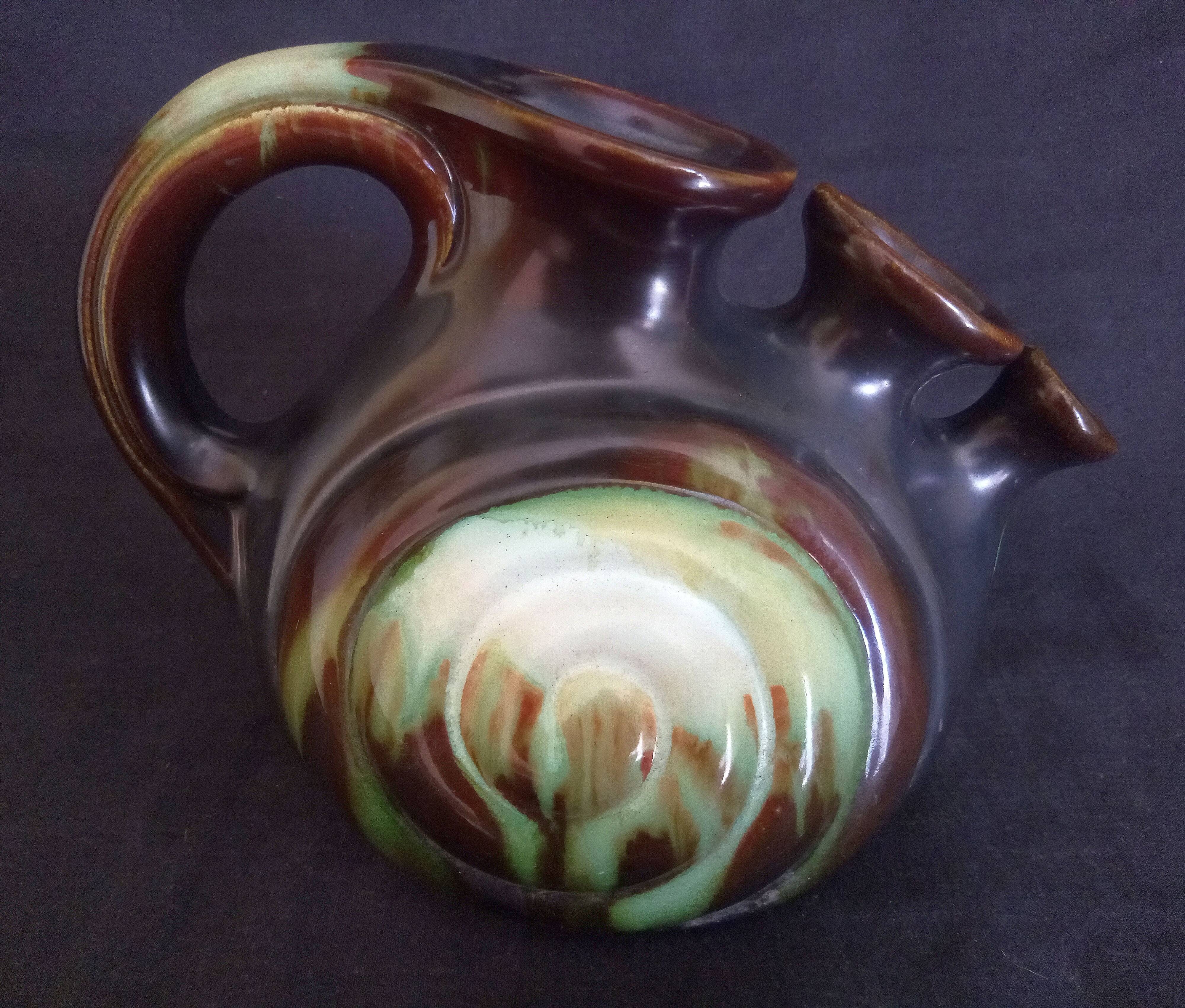 Vase with 3 flowers in the shape of a ceramic snail from Thulin (Belgium)