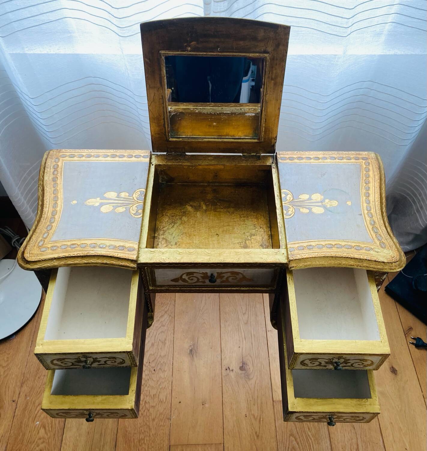 Venetian dresser from the 1960s/70s in carved wood with floral motifs.
