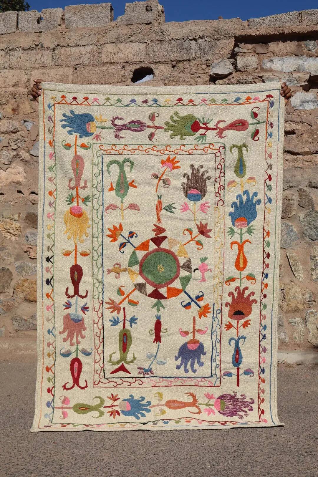Multicoloured white kilim suzani rug – 180 x 120 cm