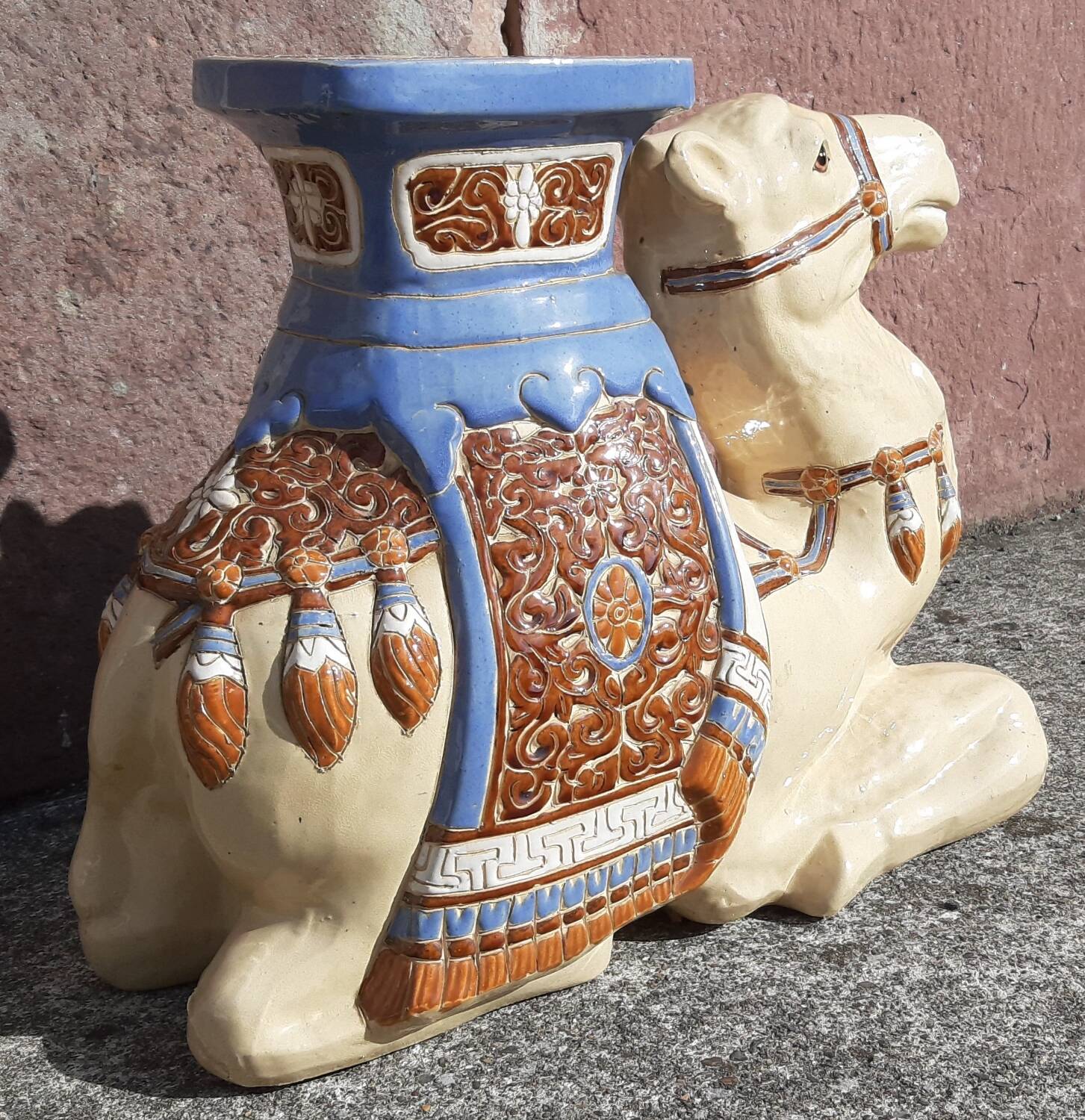 Camel side table in ceramic