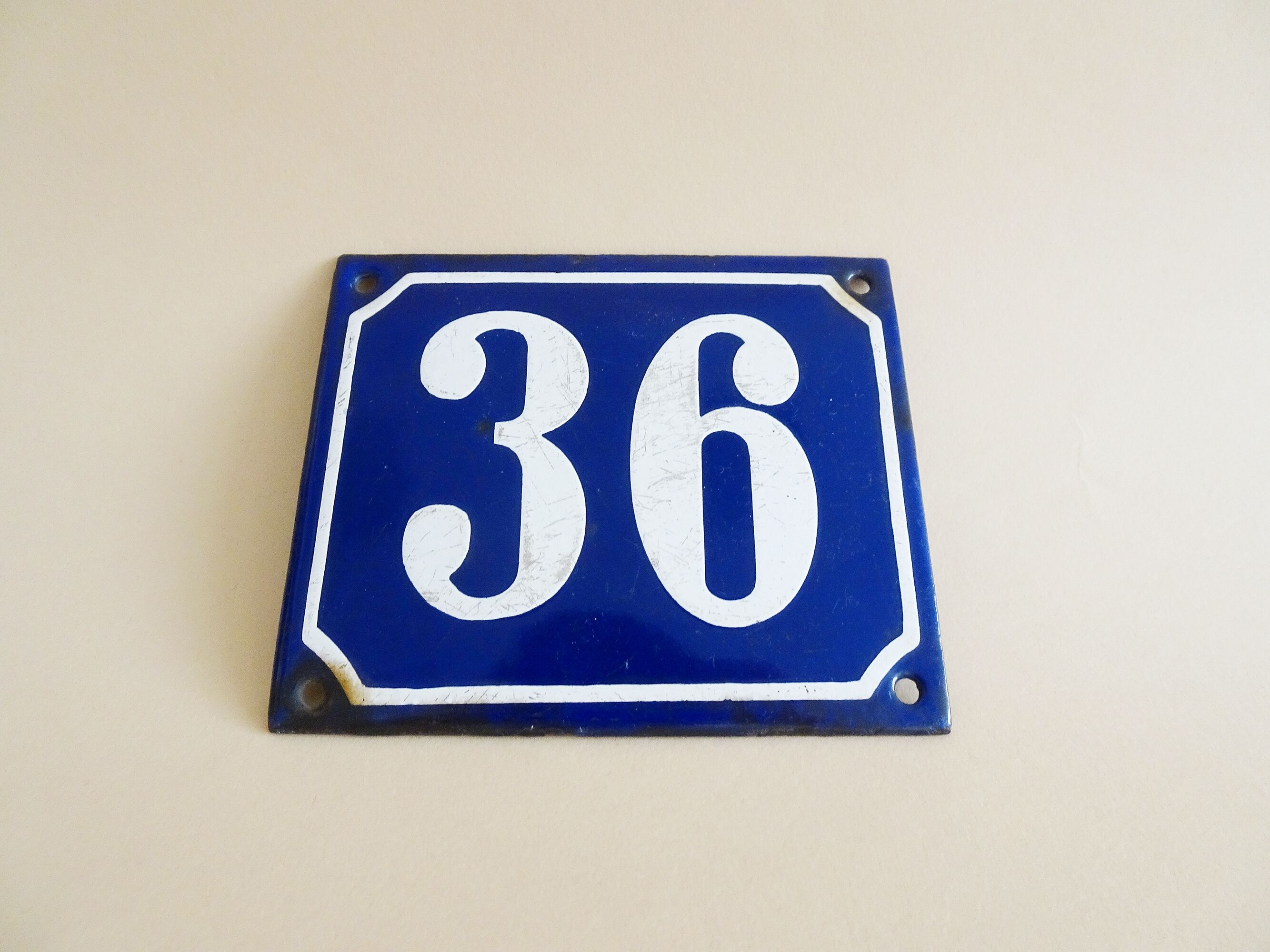 Plaque d’immatriculation de la vieille maison en bleu blanc, panneau en émail numéro 36