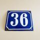 Plaque d’immatriculation de la vieille maison en bleu blanc, panneau en émail numéro 36