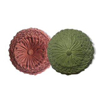 Lot of two pleated velvet cushions
