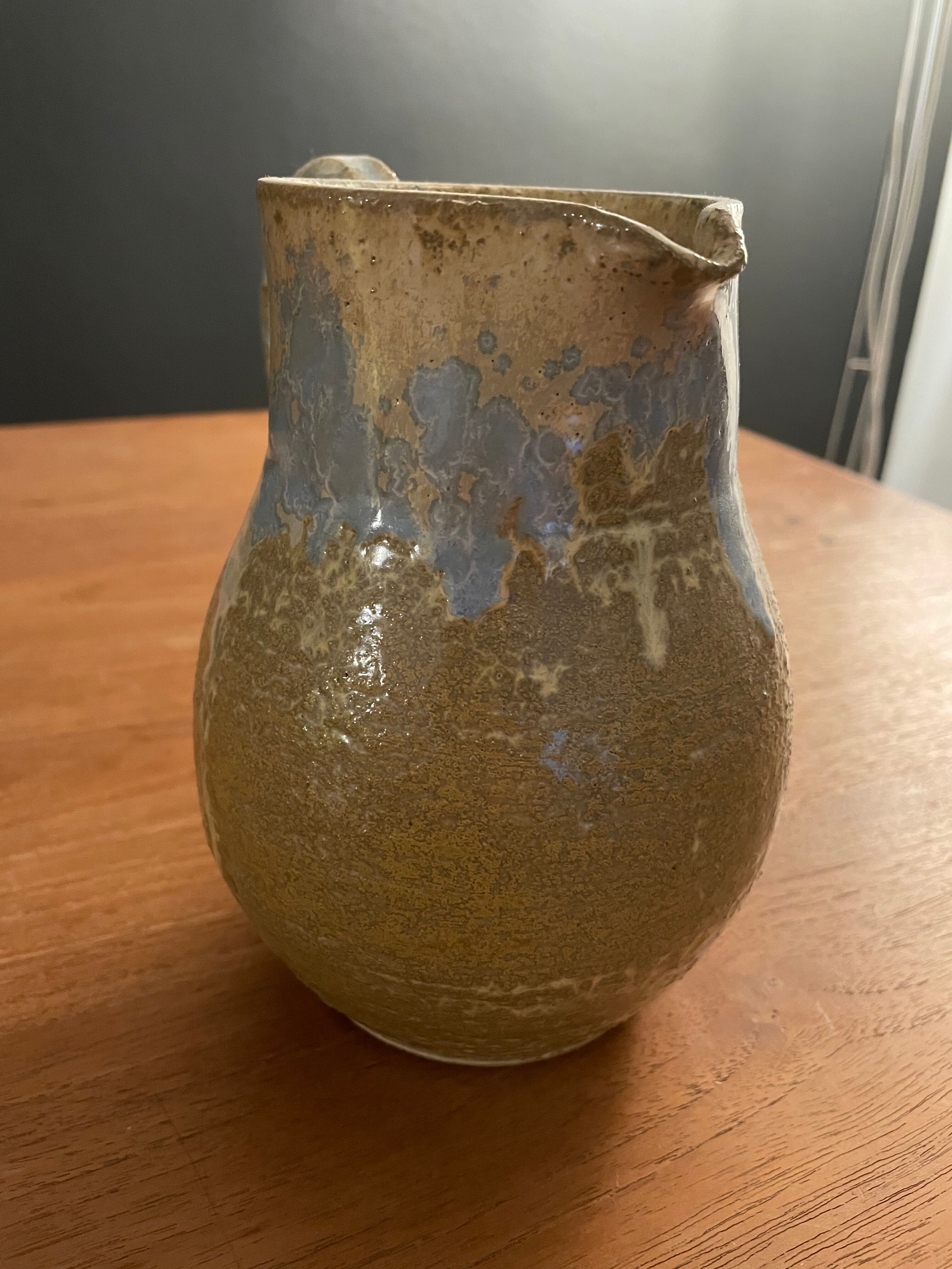 Pichet carafe pot à eau en grès émaillé signé