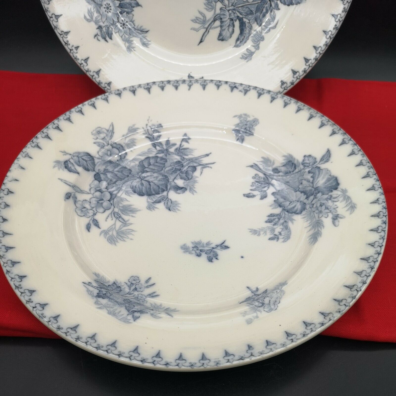 Pair of round dishes in Sarreguemines earthenware model Flore.