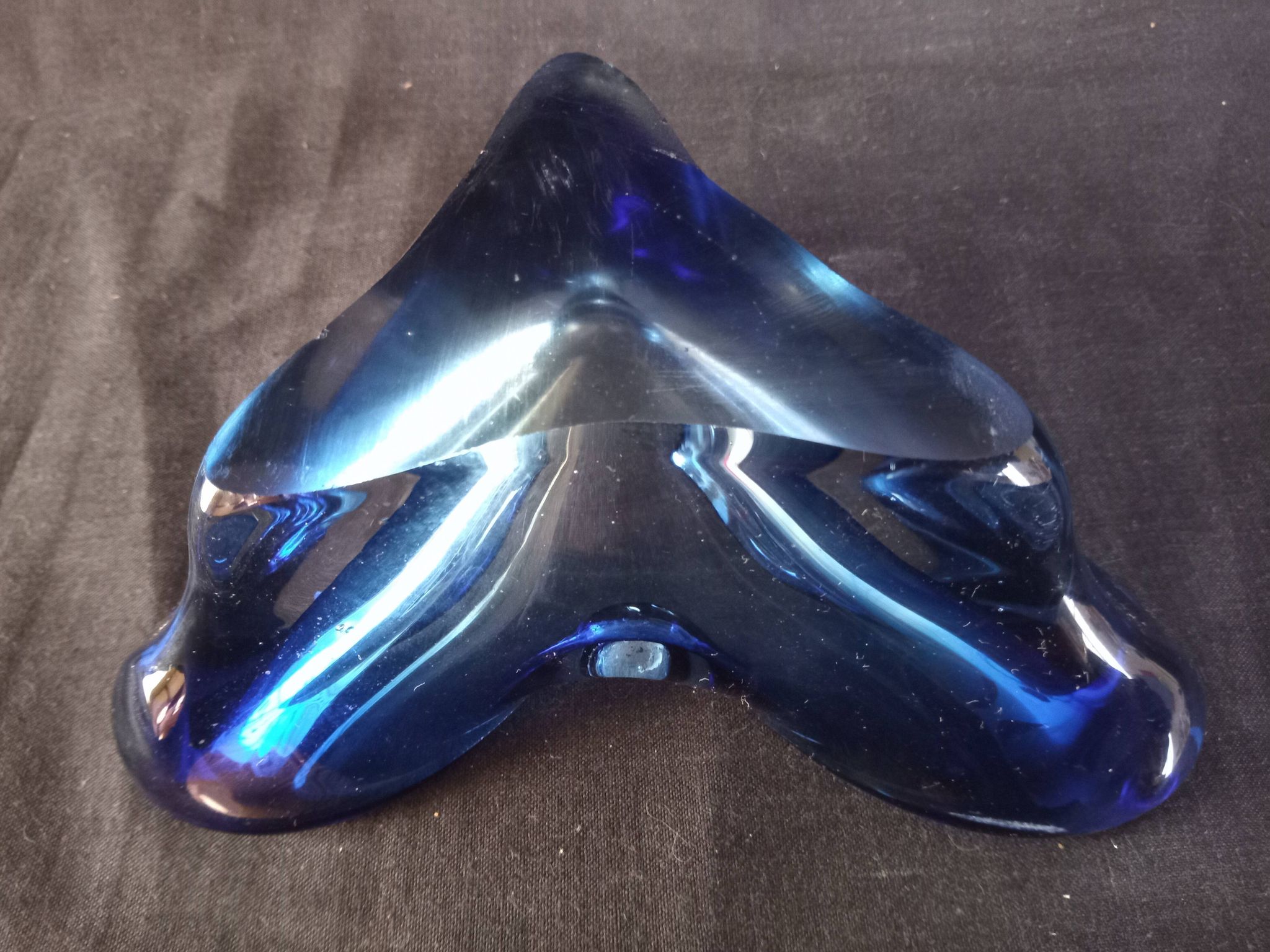 Trilobed ashtray in blue crystal
