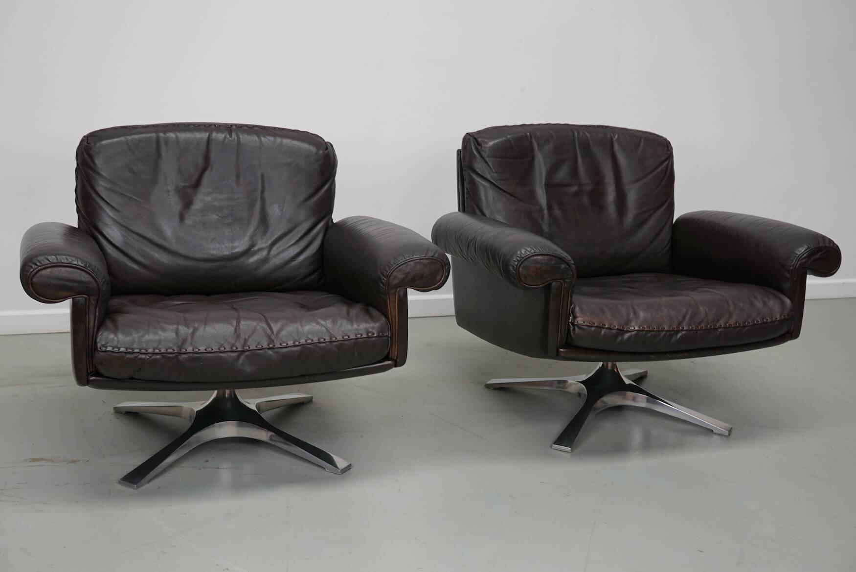 Pair of Vintage De Sede DS-31 Swivel Armchairs in Brown Leather