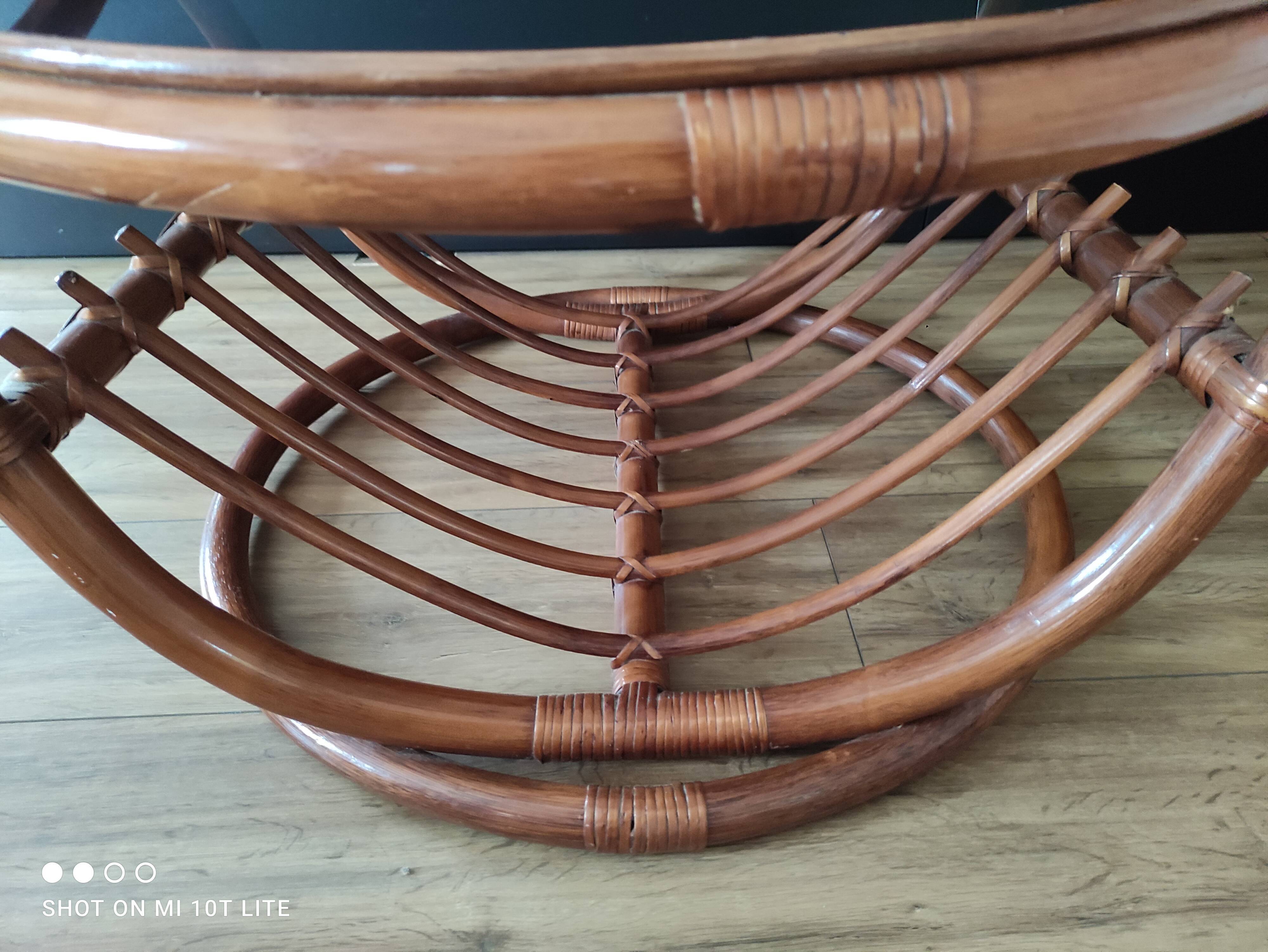 Grande table basse ronde vintage en rotin et verre fumé