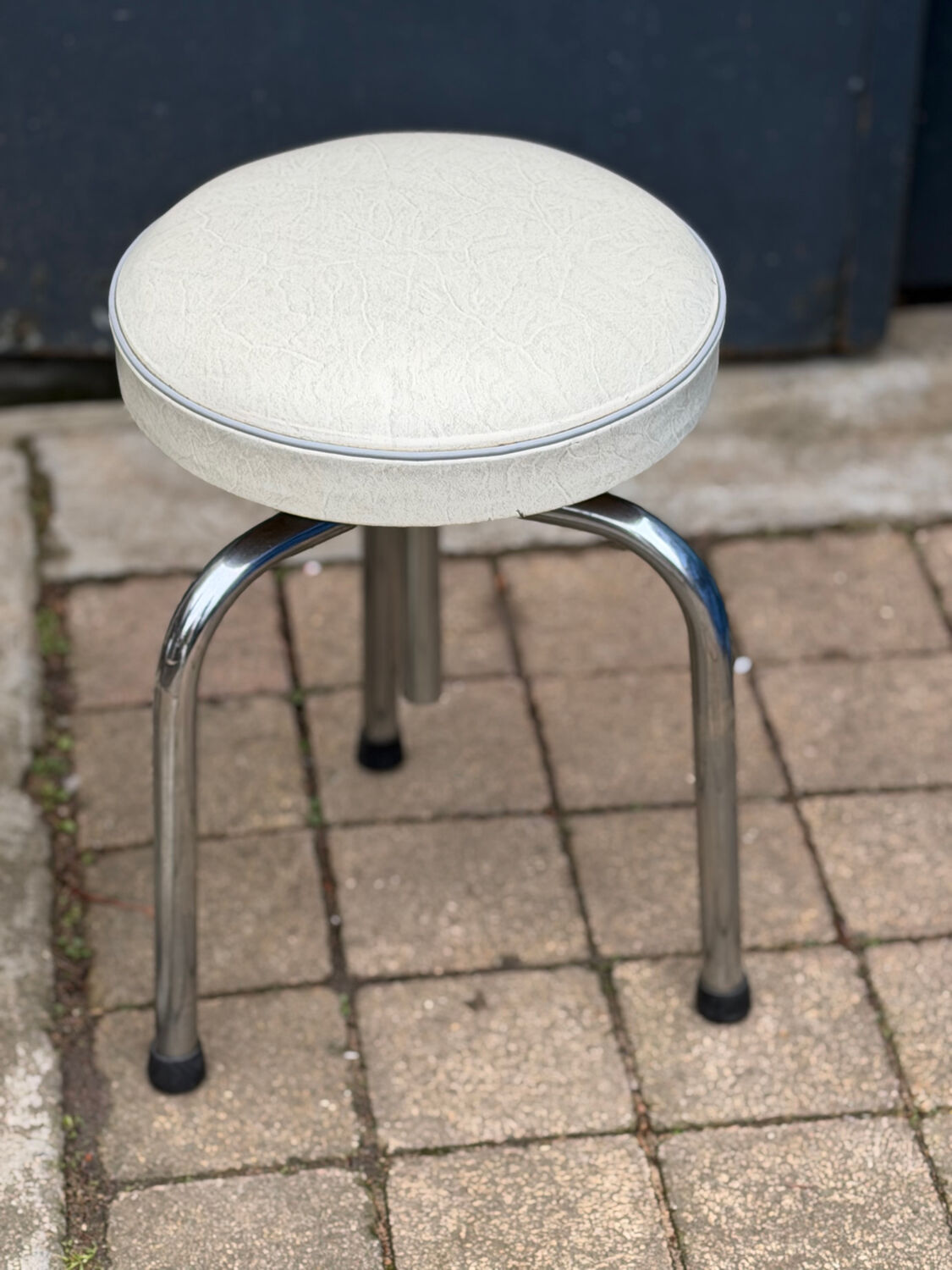 Pair of tripod workshop stools with screws from 1970.