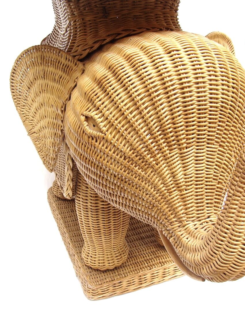 Elephant bass table in rattan.