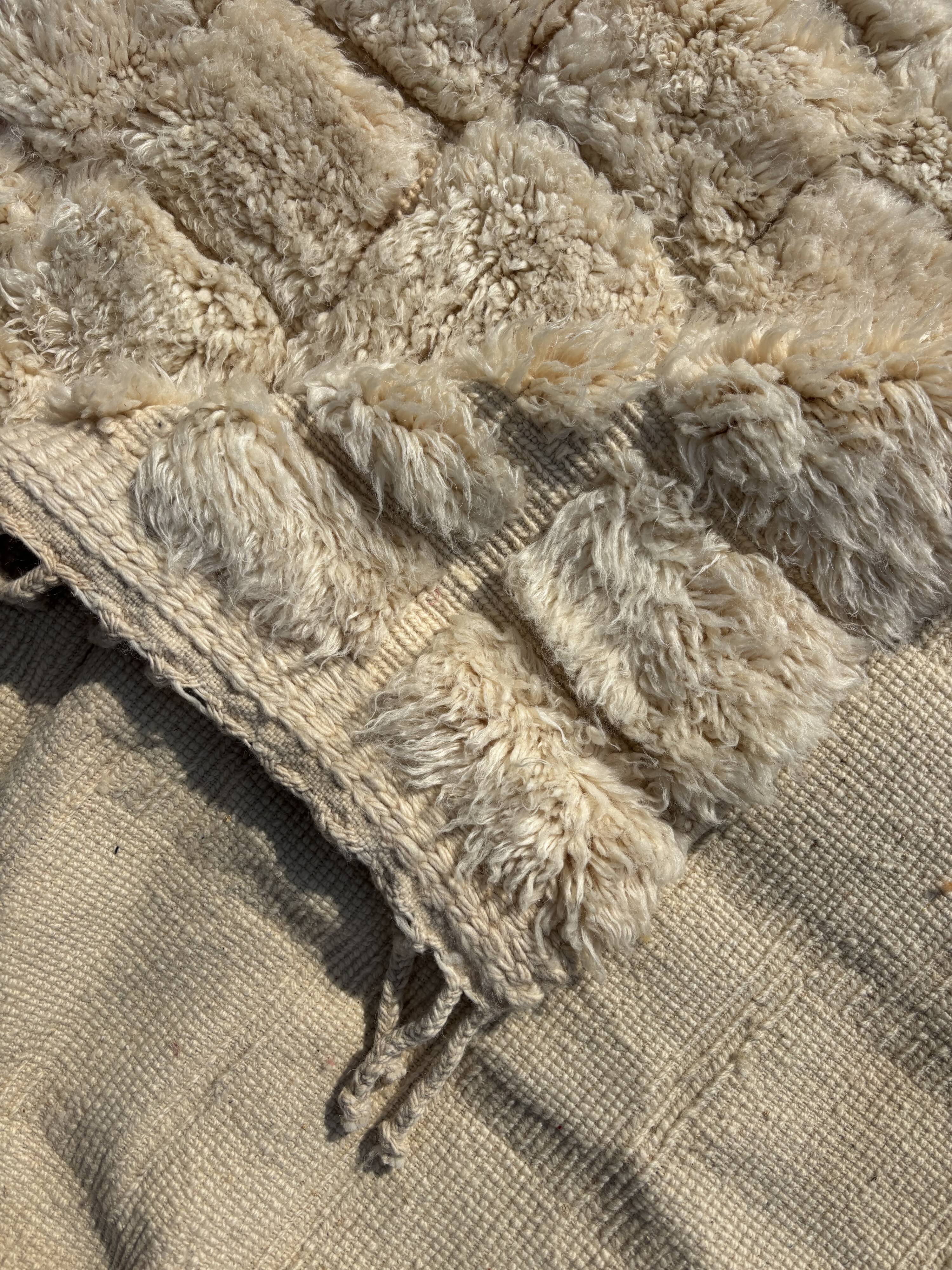 Berber Beni ouarain M'rirt rug in white natural wool