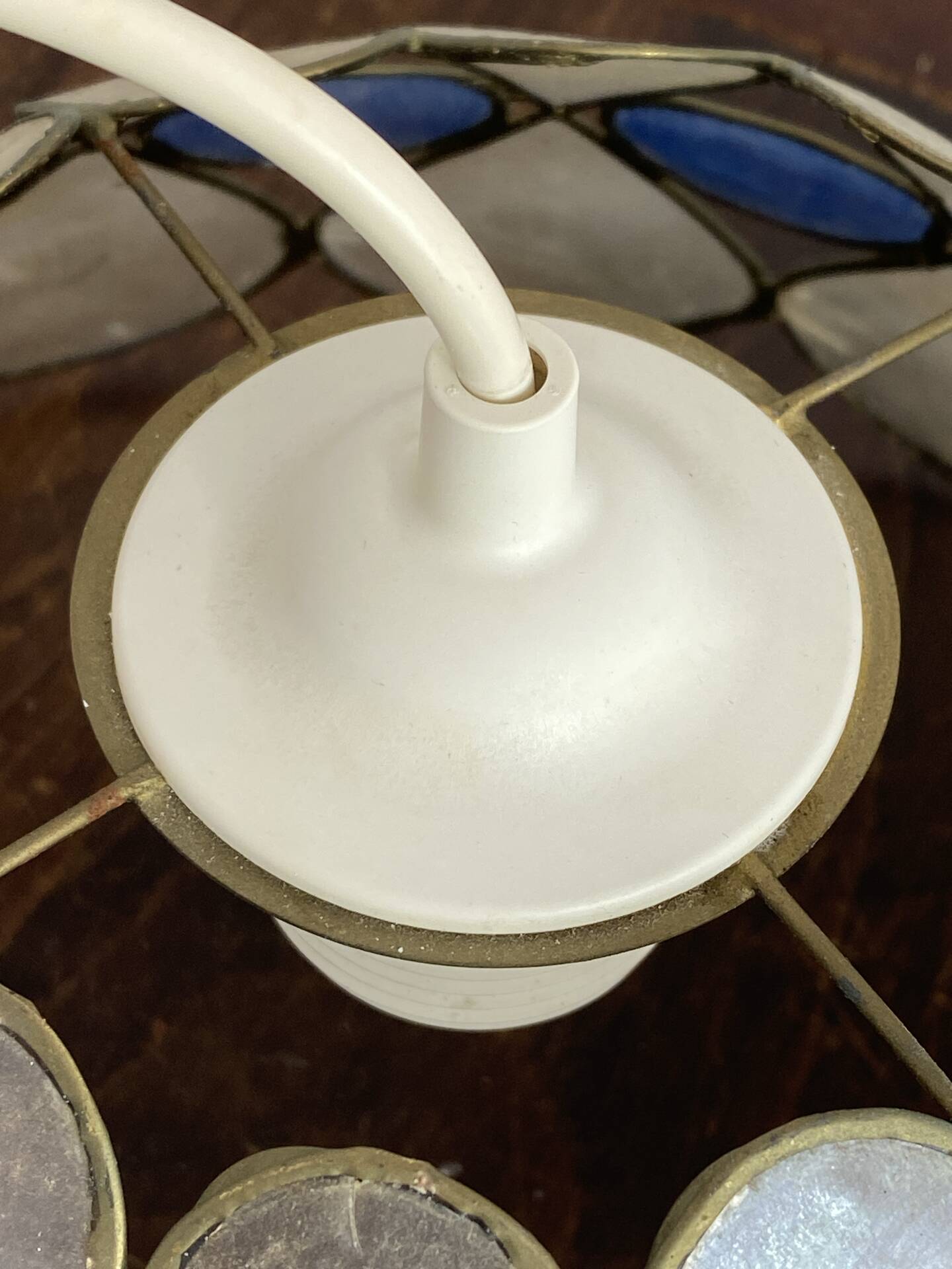Suspension en nacre bicolore et laiton 