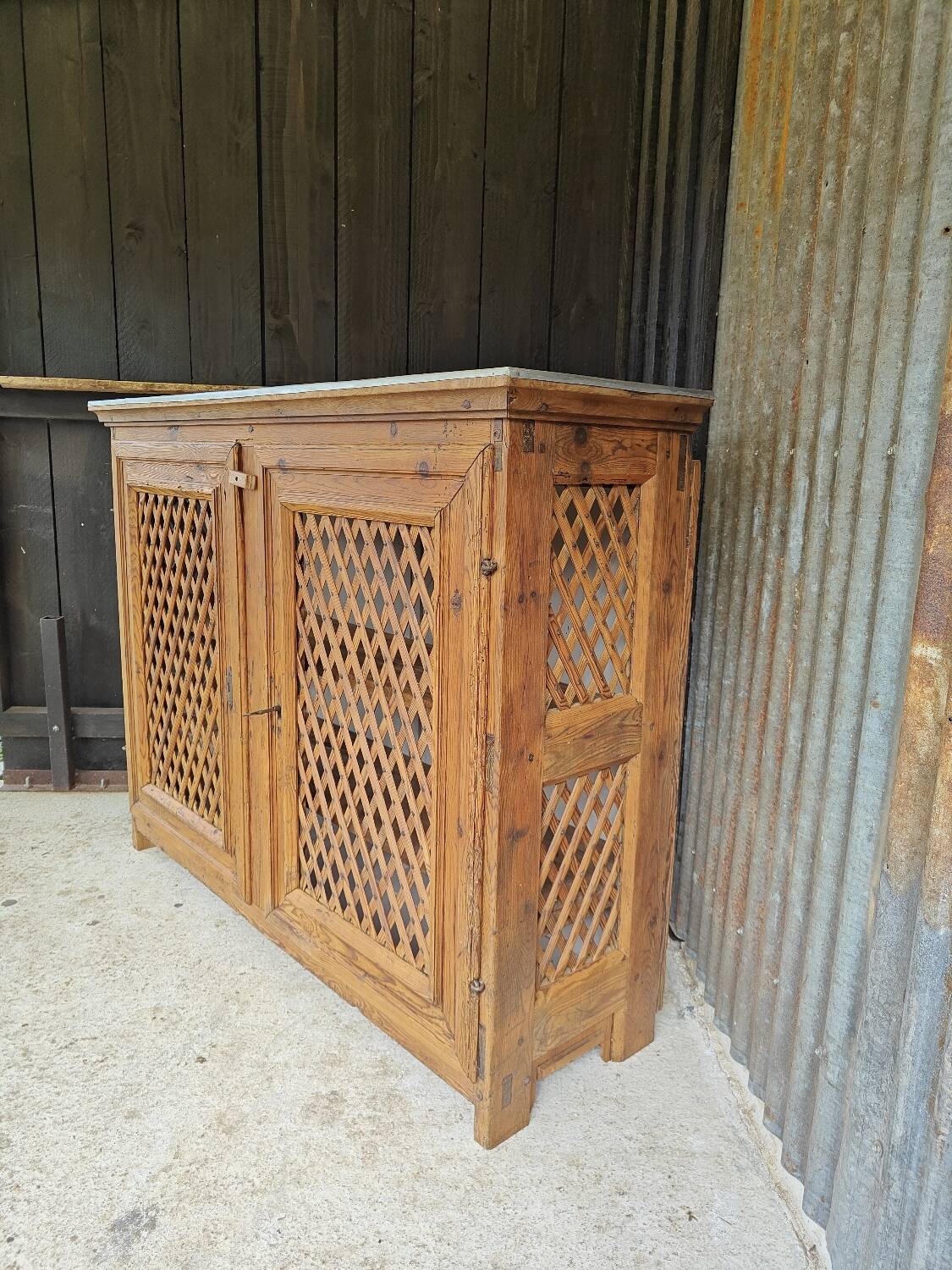 Support buffet in solid pine, zinc top, late 19th century.