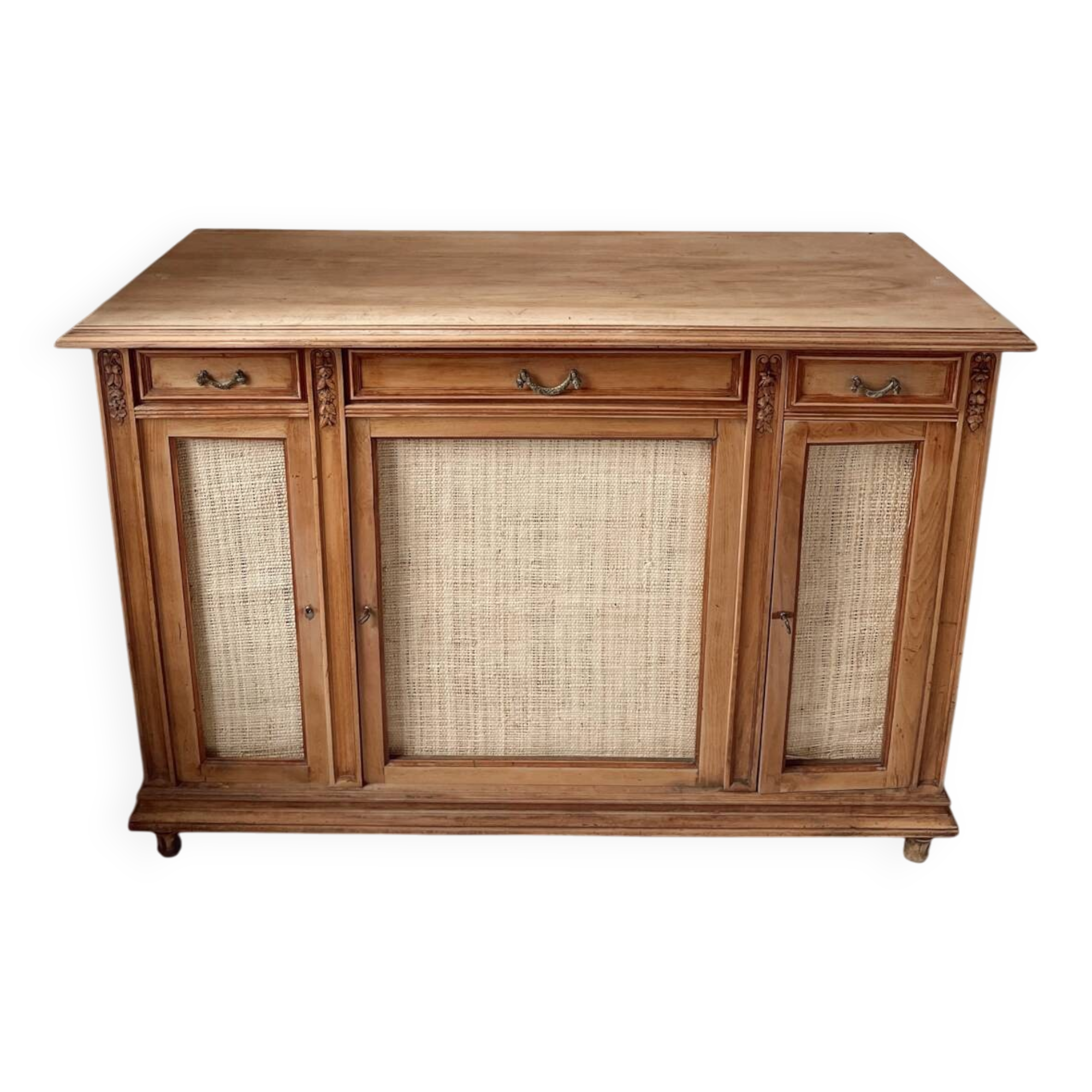 Classic vintage buffet with 3 doors in wood and raffia.