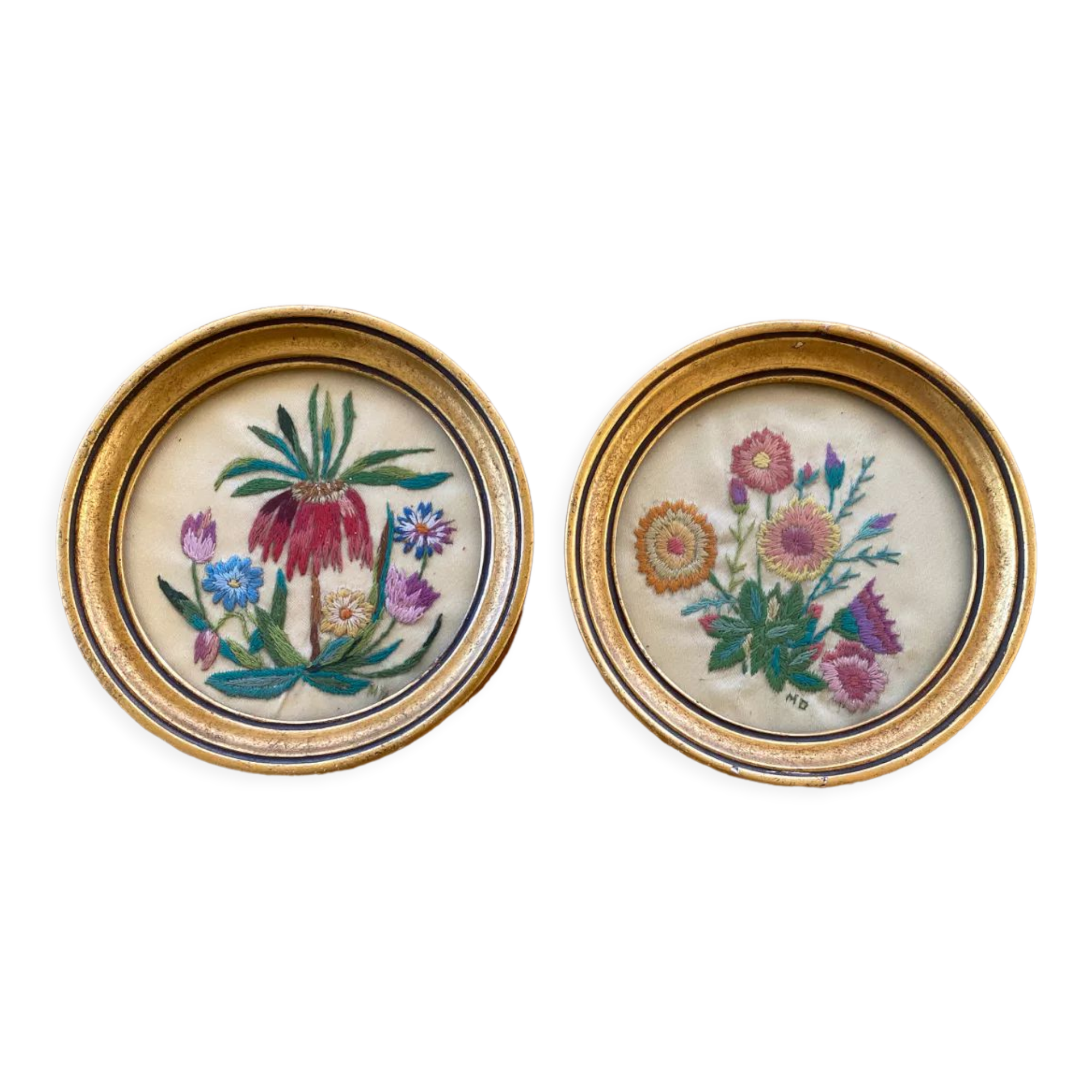 2 medallions embroidery of flowers
