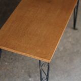 Jolie table basse vintage (années 70). En contreplaqué et fonte