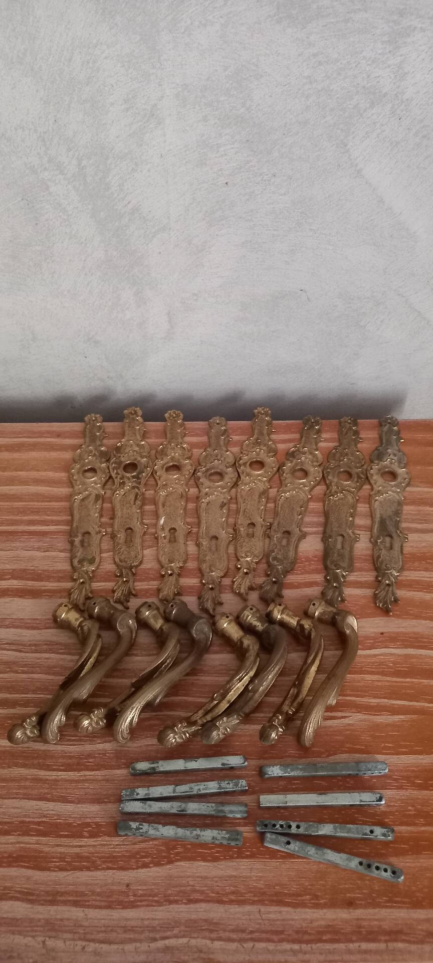 Many cleanliness plaques with handle