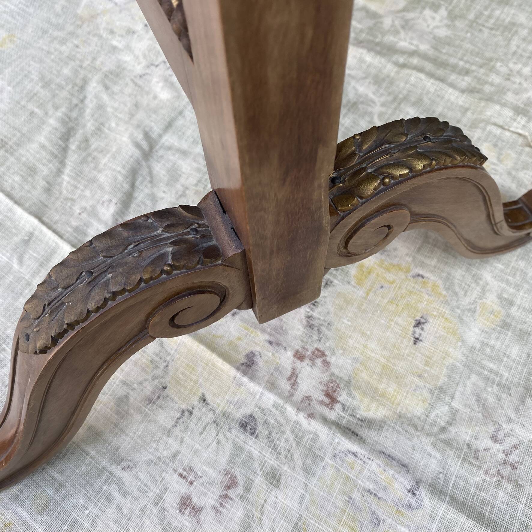 Wooden and embroidered fabric fireplace screen 94X62