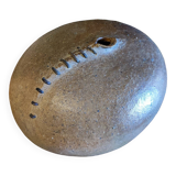 Vase vintage en gré, en forme de ballon de rugby, signé