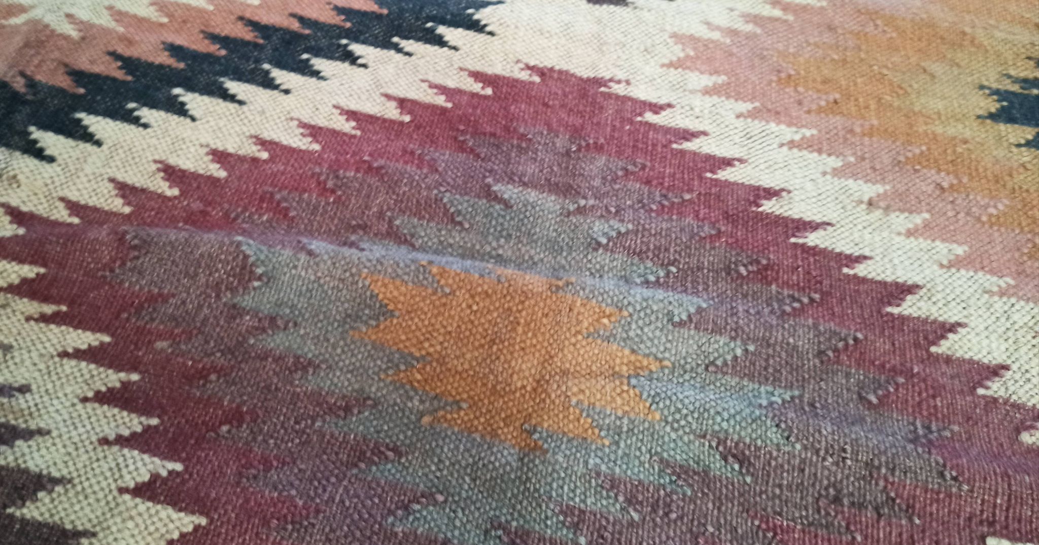Tapis kilim en toile de jute et coton. 155cm x 270cm
