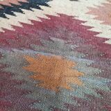 Tapis kilim en toile de jute et coton. 155cm x 270cm
