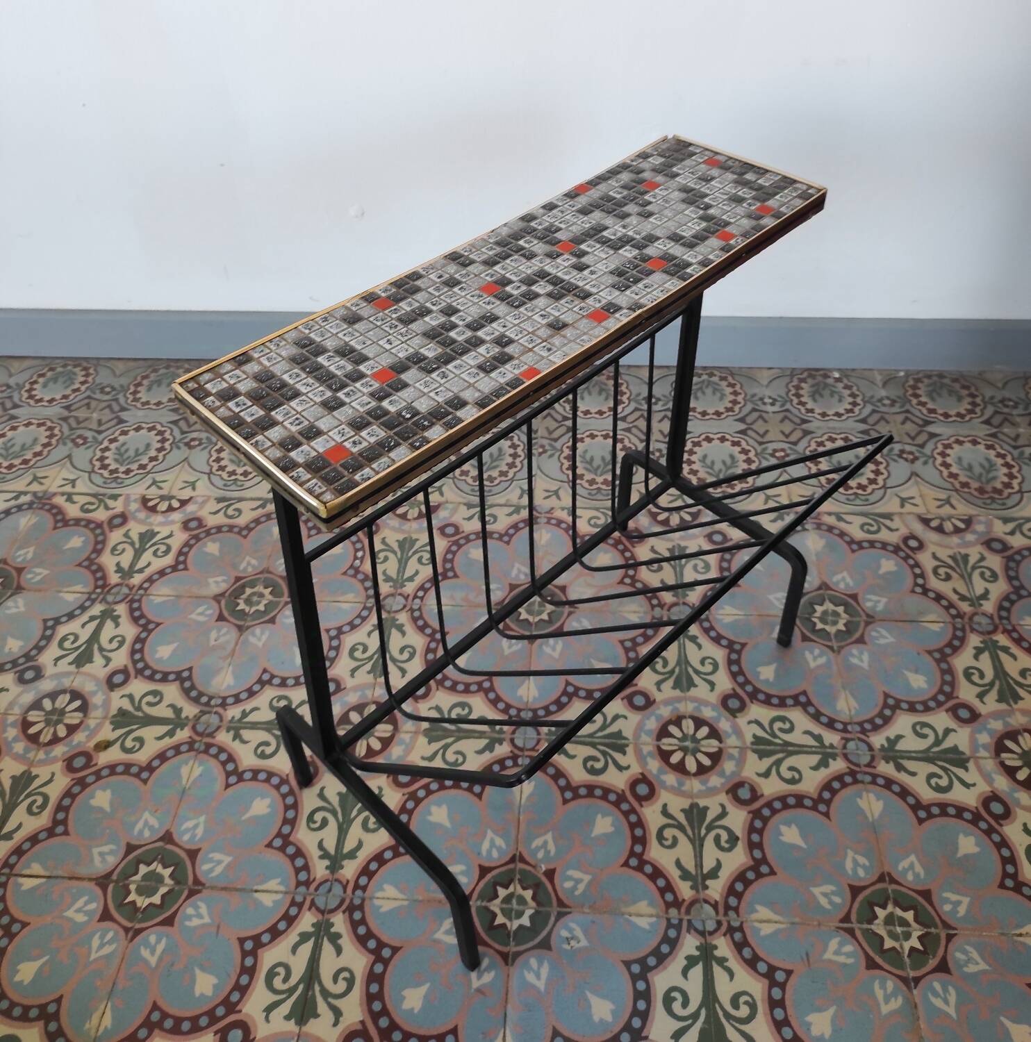 Ceramic and metal magazine rack