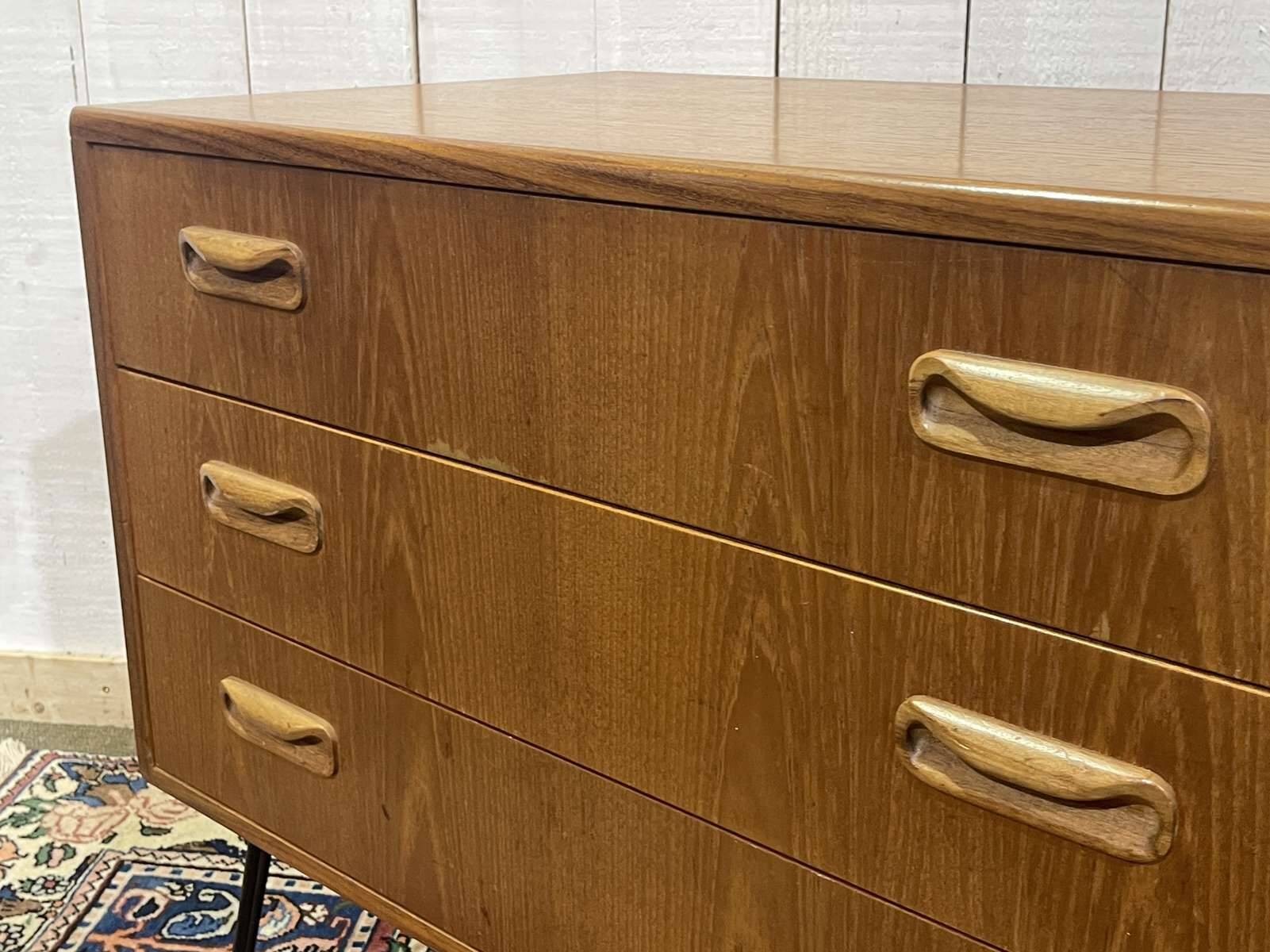 Commode 3 tiroirs GPlan en teck des années 1970 avec pieds compas
