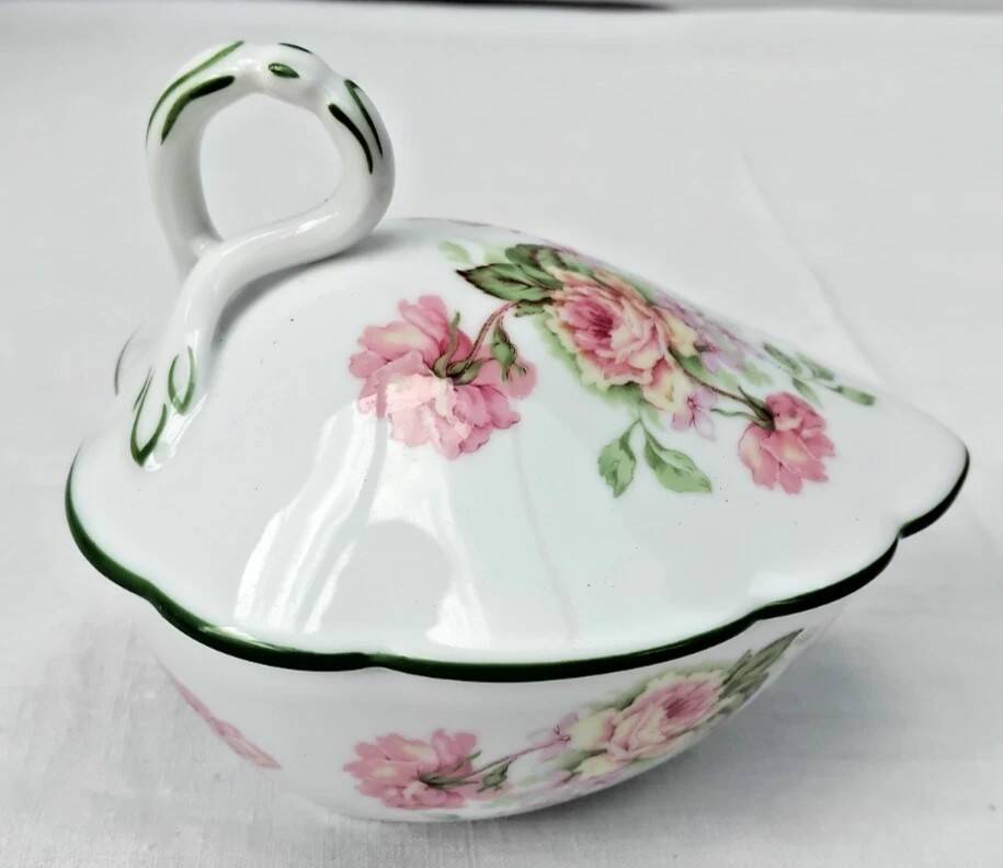 Sugar bowl with its lid in Limoges porcelain by Bernardaud.