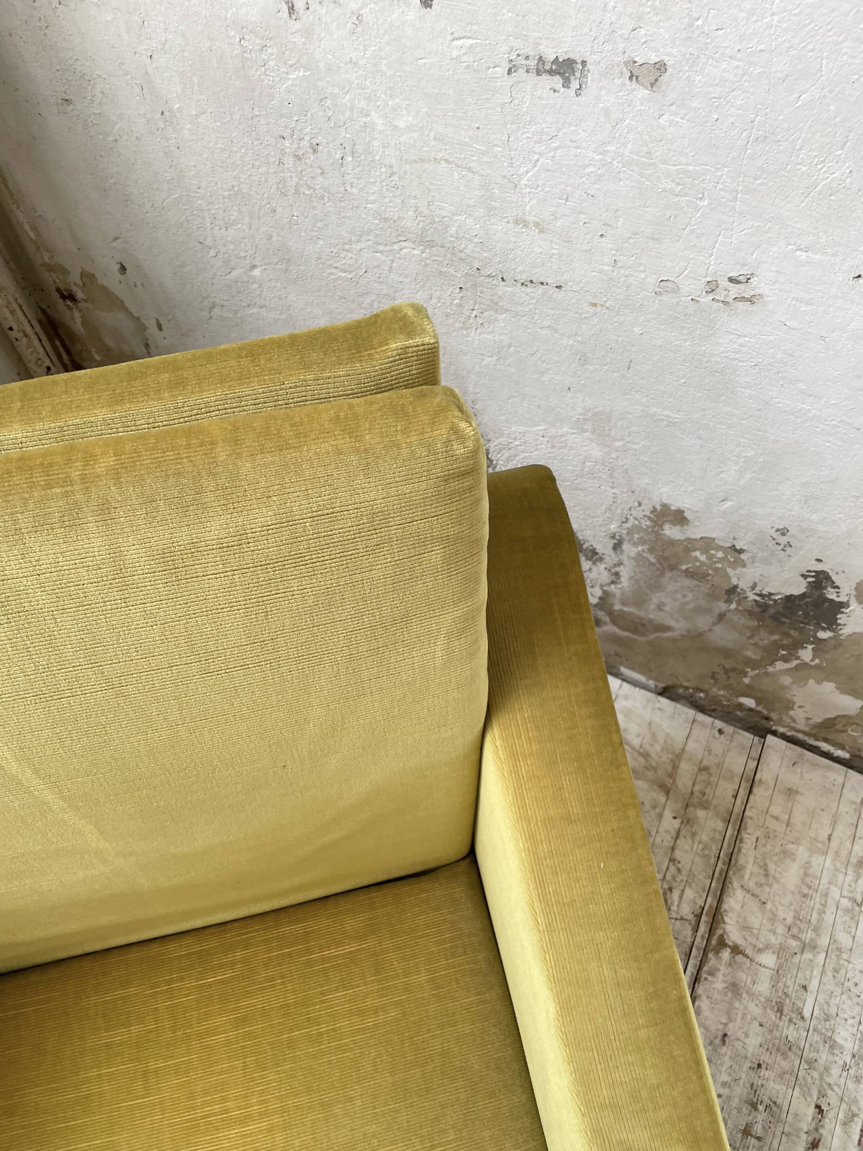 Paire de chauffeuses fauteuils vintage velours jaune