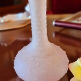 Petit vase en verre moulé